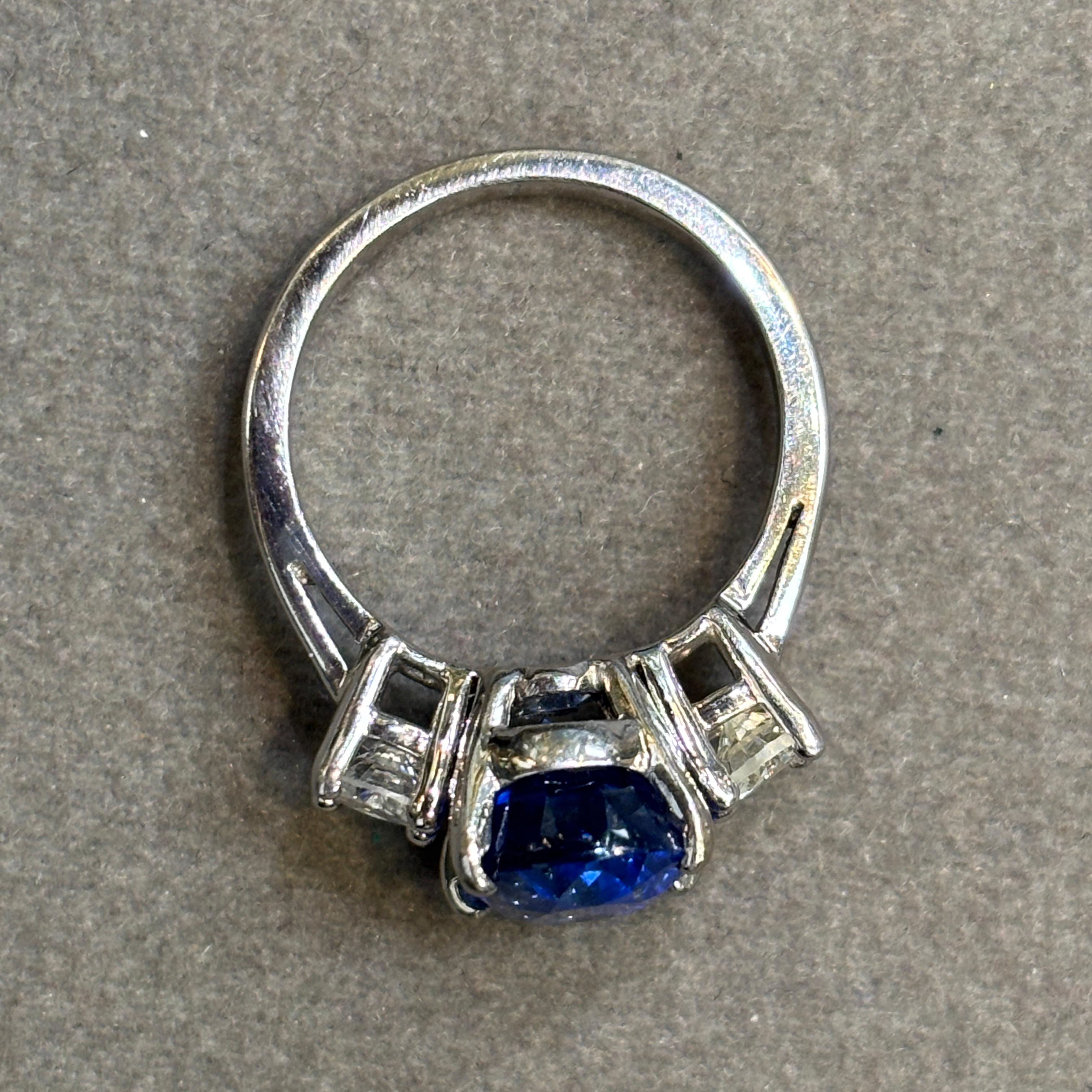 Anello con zaffiro e diamante taglio ovale certificato 5,12 in vendita 1