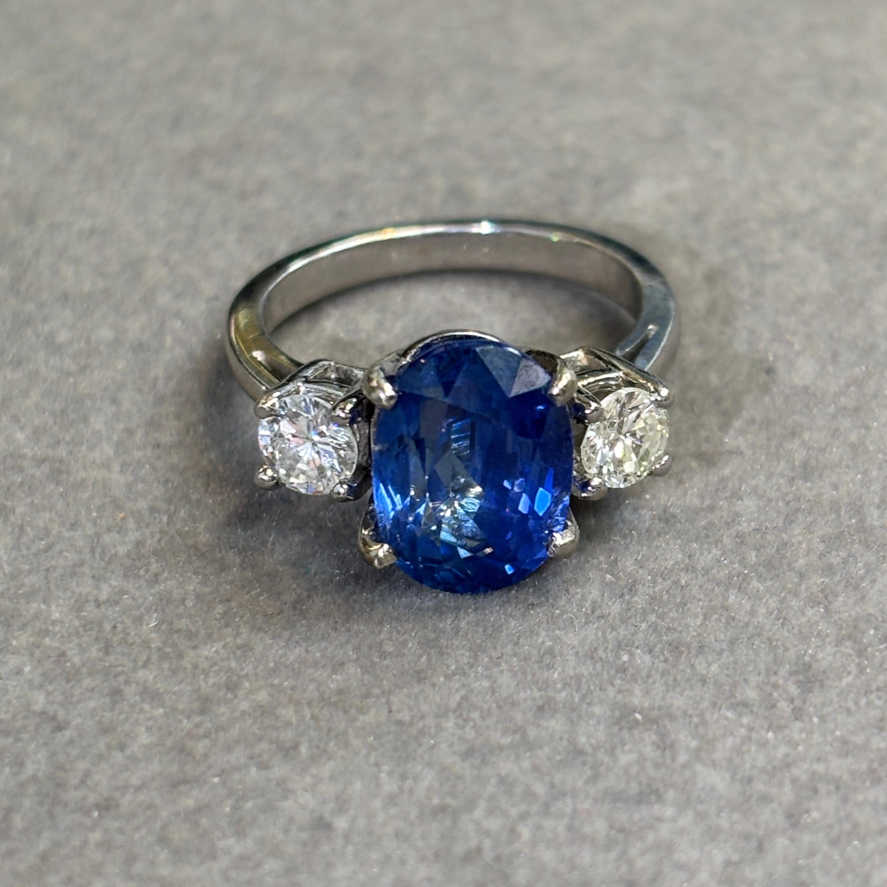 Anello con zaffiro e diamante taglio ovale certificato 5,12 in vendita 2