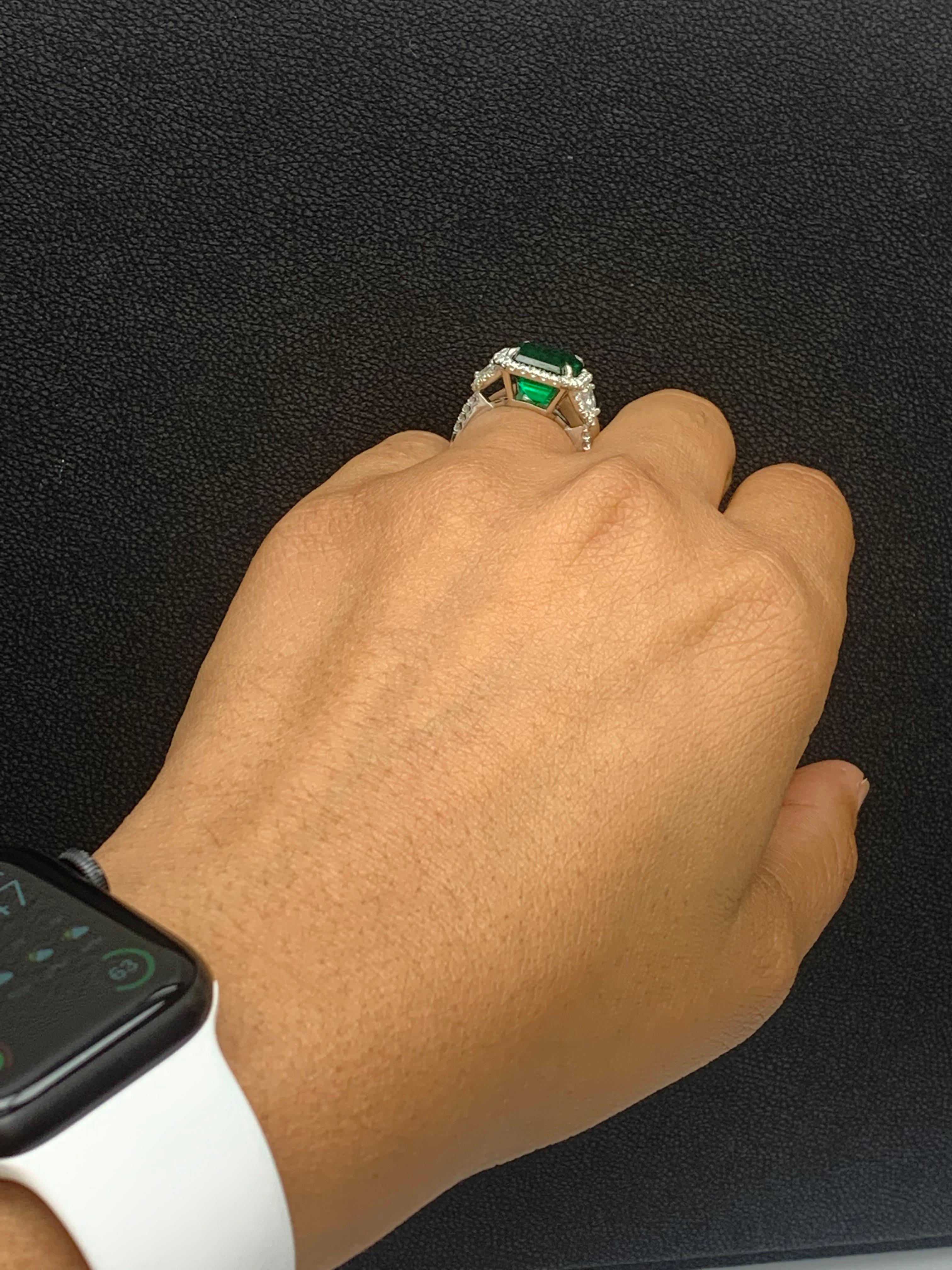 Zertifizierte 5,23 Karat Smaragd Schliff Smaragd Diamant 3 Stein Halo Ring in Platin im Angebot 6
