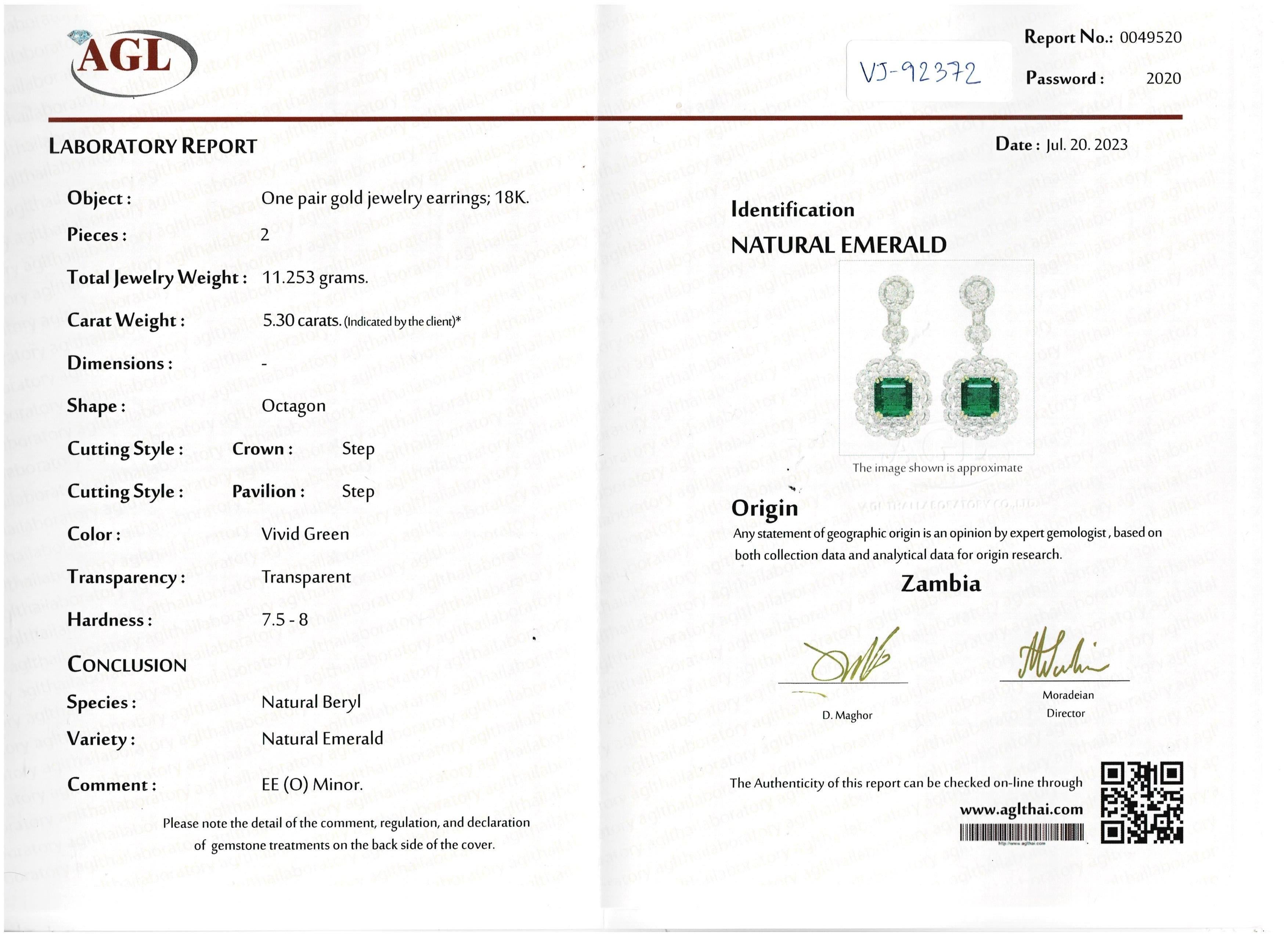 Zertifizierte 5.3 Karat Smaragd- und Diamant-Ohrringe im Zustand „Neu“ im Angebot in Bangkok, Thailand
