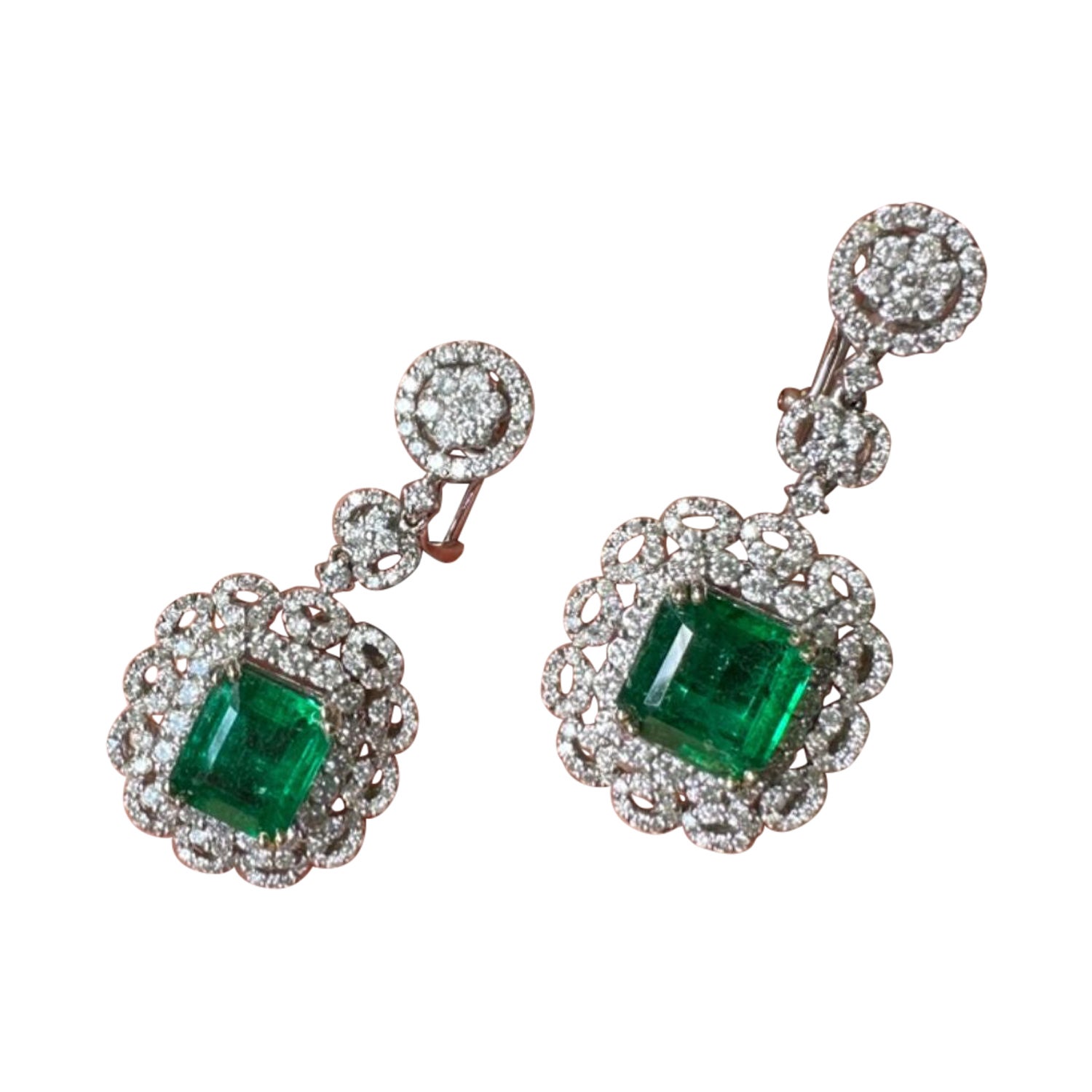 Pendants d'oreilles en émeraudes et diamants certifiés de 5,3 carats en vente