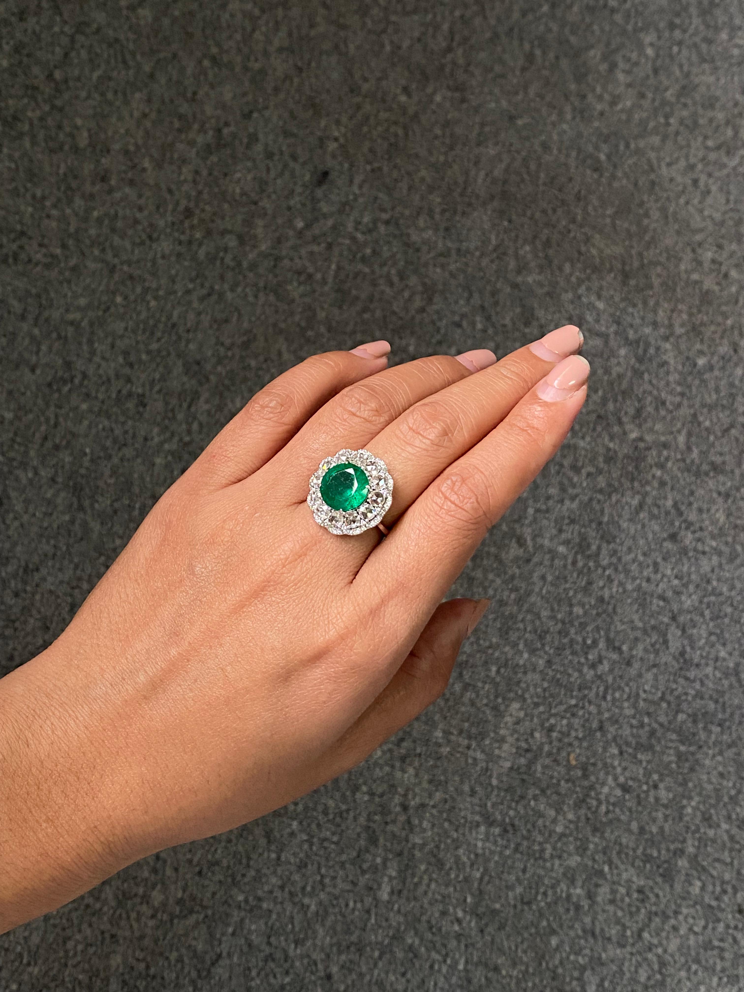 Certified 5.35 Carat Round Emerald and Diamond Cocktail Ring In New Condition For Sale In Bangkok, Thailand
