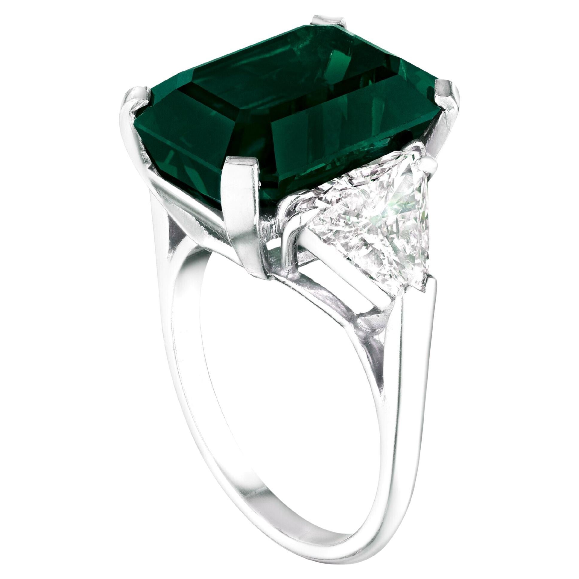 This stunning ring features a certified natural emerald in an octagonal cut, whose intense and vibrant green color immediately captures attention. The central stone, of extraordinary beauty, stands out for its transparency and an almost eye-clean