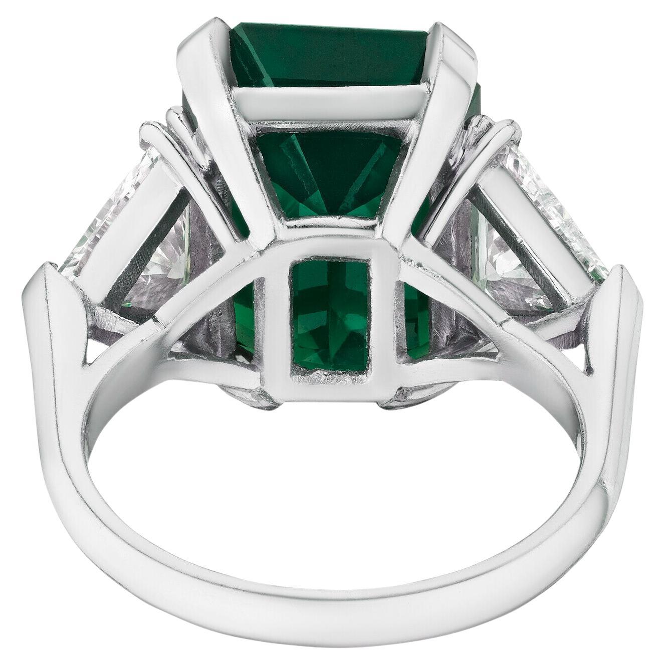 Contemporary Certified 5.39 Carat Natural Green Emerald 18k White and Yellow Gold Ring For Sale