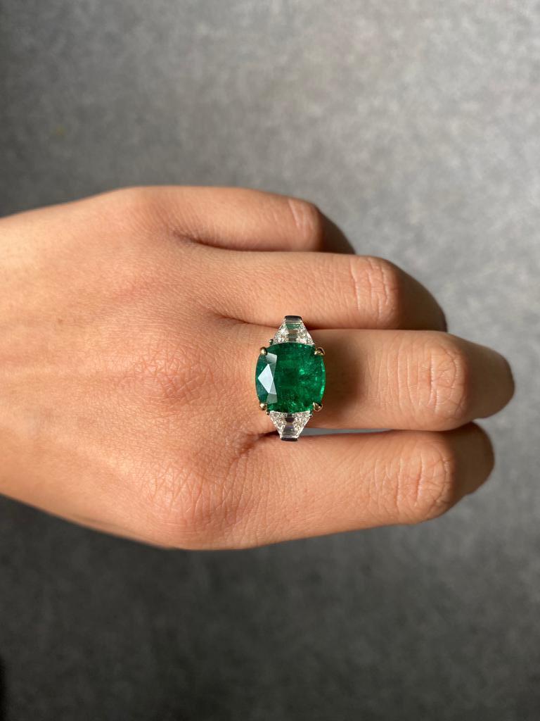Taille coussin Bague cocktail en diamants et émeraude certifiée de 5,46 carats