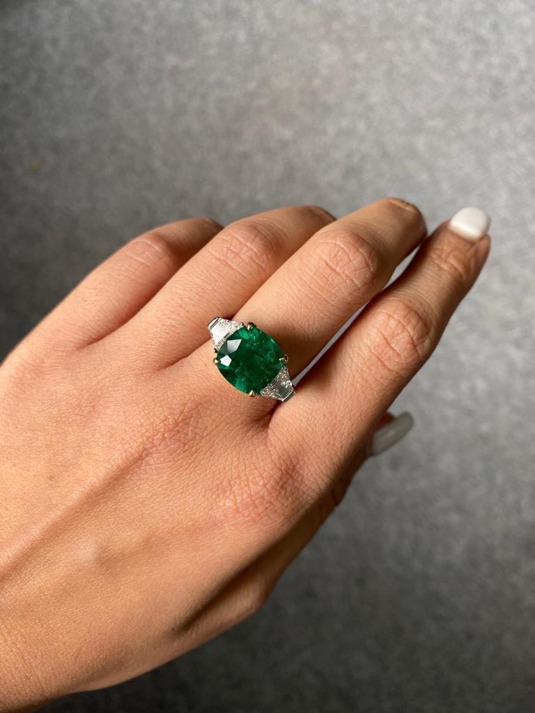 Certified 5.46 carat Emerald and Diamond Cocktail Ring In New Condition For Sale In Bangkok, Thailand