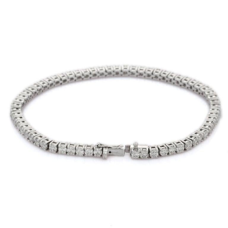 Senza tempo e sofisticato, questo squisito bracciale tennis è realizzato in luminoso oro bianco 18 carati e incastonato con una fila ininterrotta di diamanti taglio brillante per un totale di 5,5 carati. Ogni diamante è meticolosamente incastonato a