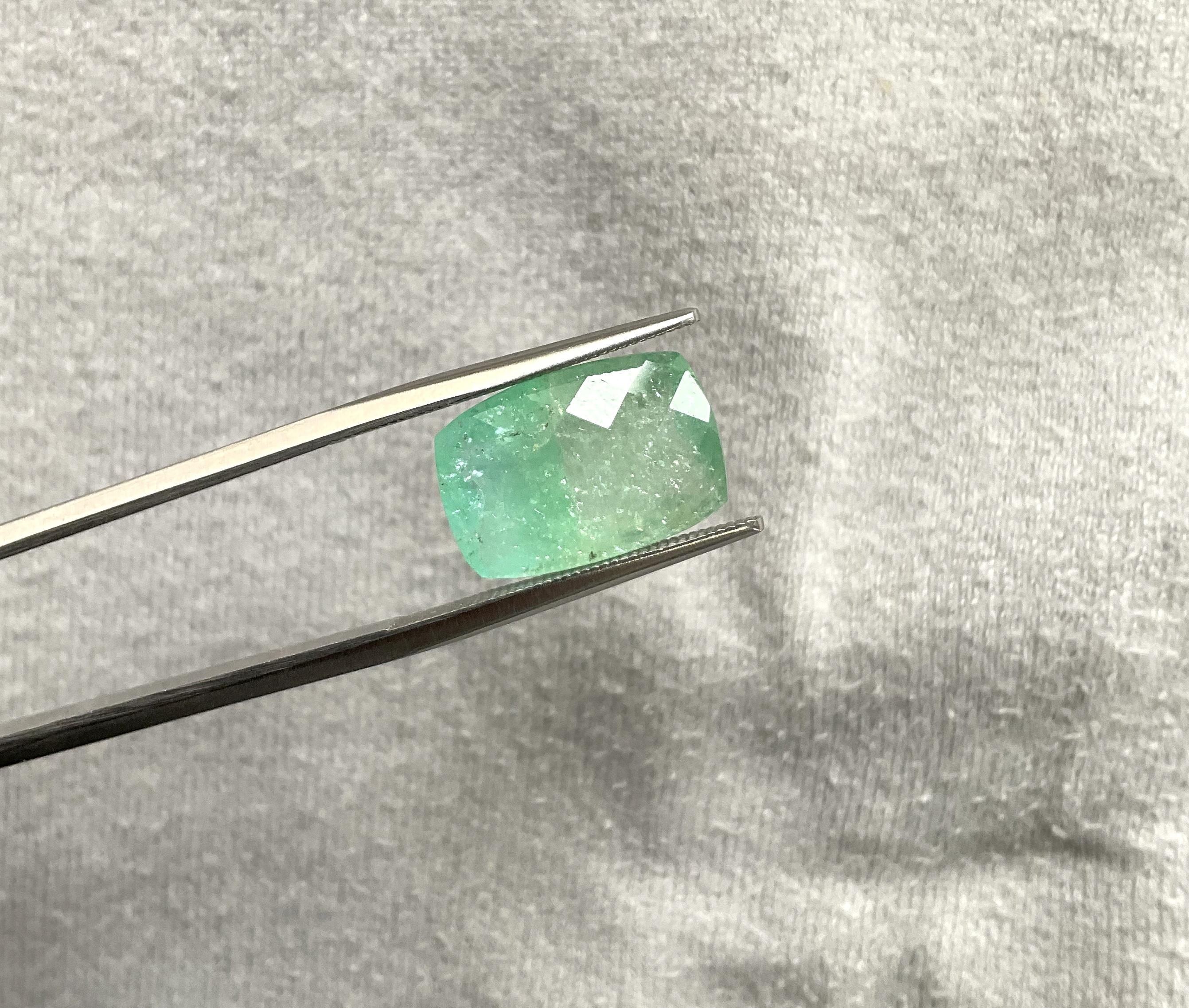 Pierre de taille coussin en tourmaline verte Paraiba certifiée 5,55 carats pour la bijouterie d'art en vente 1
