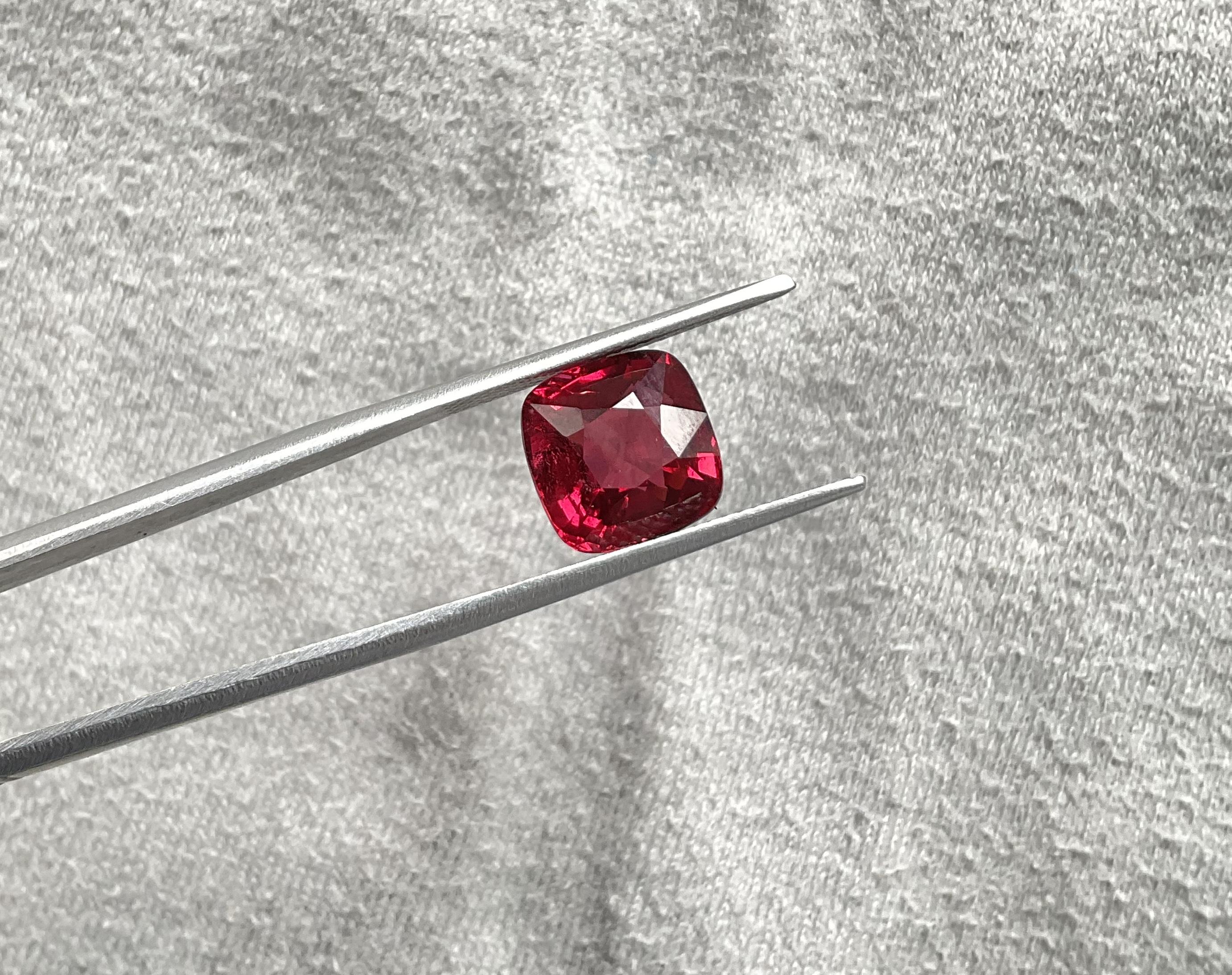 Cushion Cut certified 5.56 carats burmese red spinel natural cushion cut stone natural gem For Sale