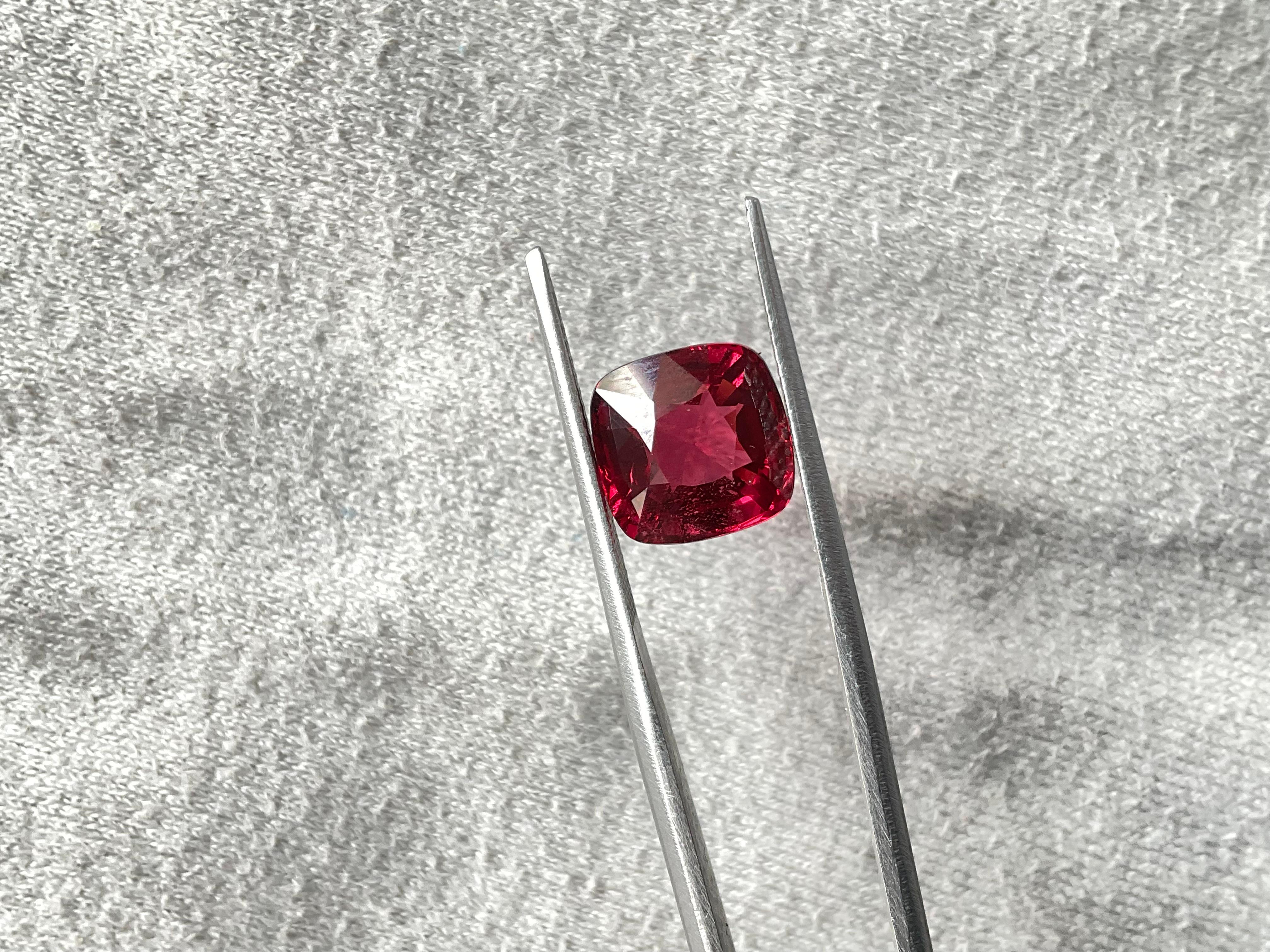 Pierre précieuse naturelle certifiée 5,56 carats, spinelle rouge de Birmanie, taille coussin naturelle Unisexe en vente