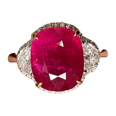 Bague de fiançailles à trois pierres en rubis de Birmanie certifié 5,57 carats et diamants