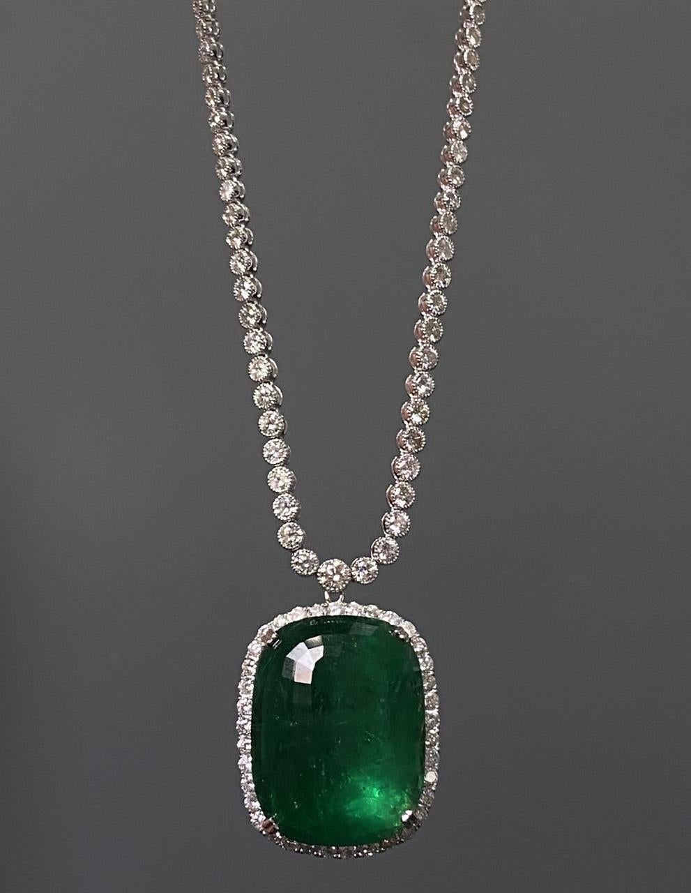 Faites sensation avec cette émeraude zambienne naturelle unique de 55,94 carats, de forme coussin, entourée de diamants de 2,8 carats sur un collier de tennis en diamants de 7,27 carats. Le collier de diamants mesure actuellement 18 pouces de long,