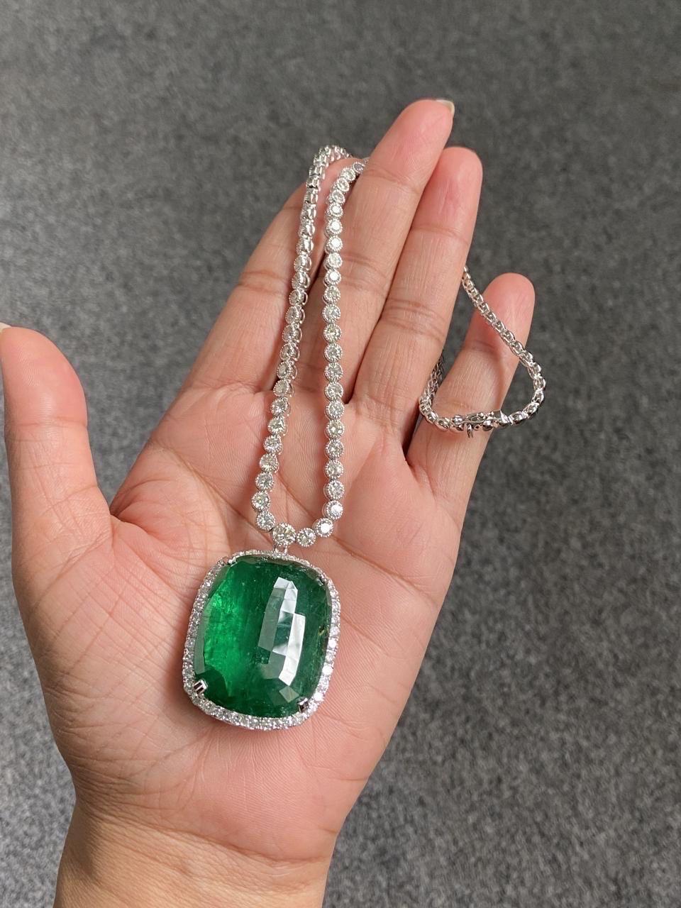Moderne Collier pendentif émeraude et diamant certifiés 55,94 carats naturels en vente