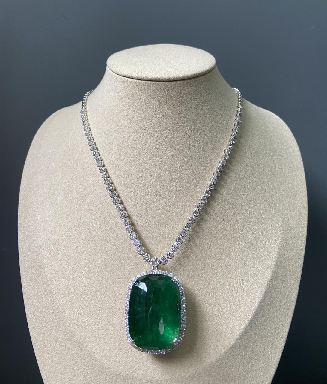 Taille coussin Collier pendentif émeraude et diamant certifiés 55,94 carats naturels en vente