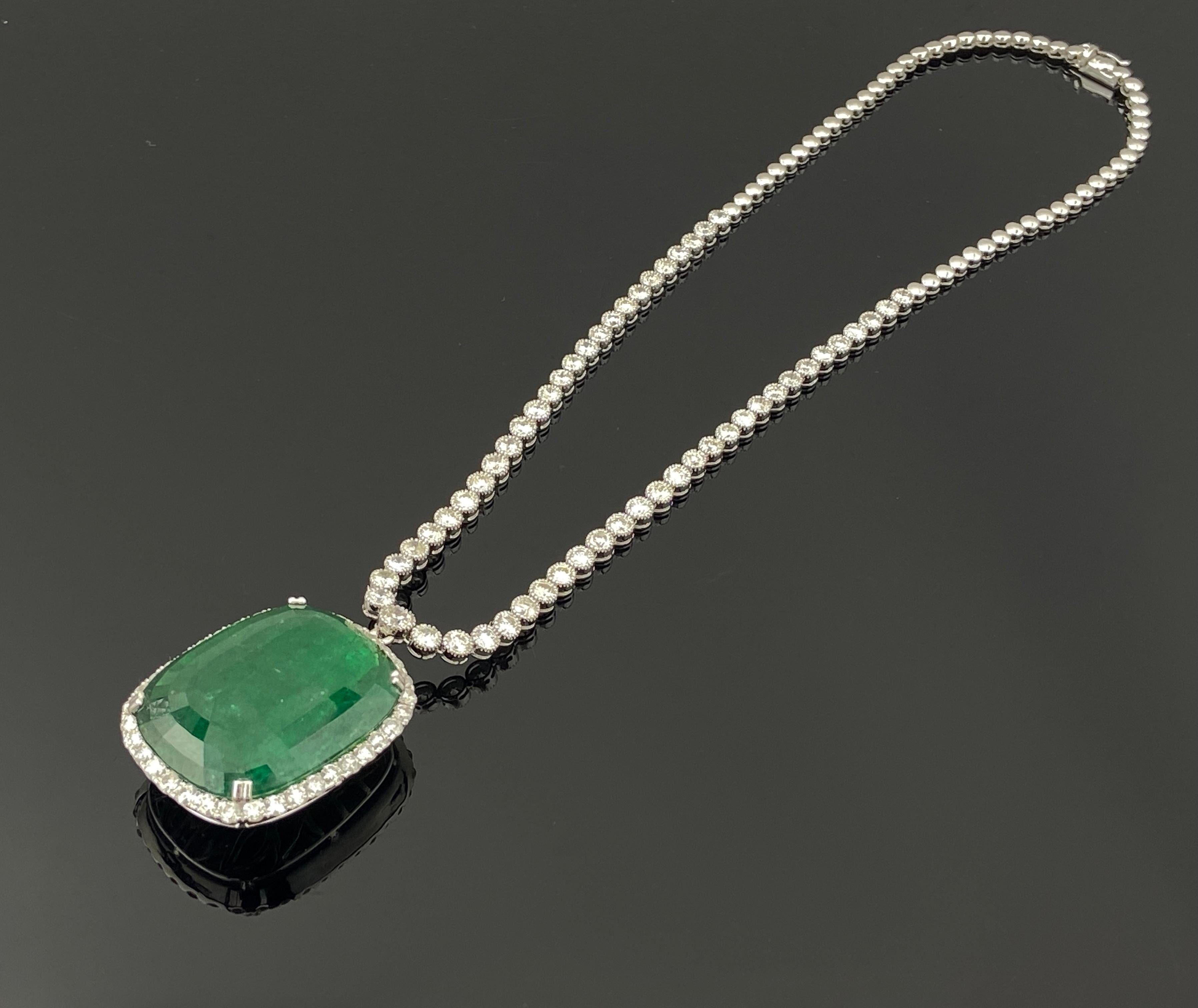 Collier pendentif émeraude et diamant certifiés 55,94 carats naturels Unisexe en vente