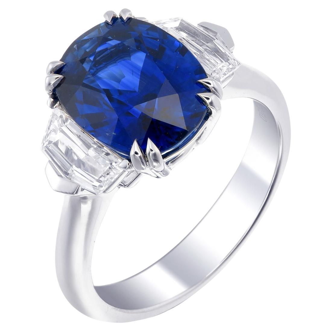 Bague à 3 pierres saphir bleu royal certifié 5,60 carats et diamant en vente