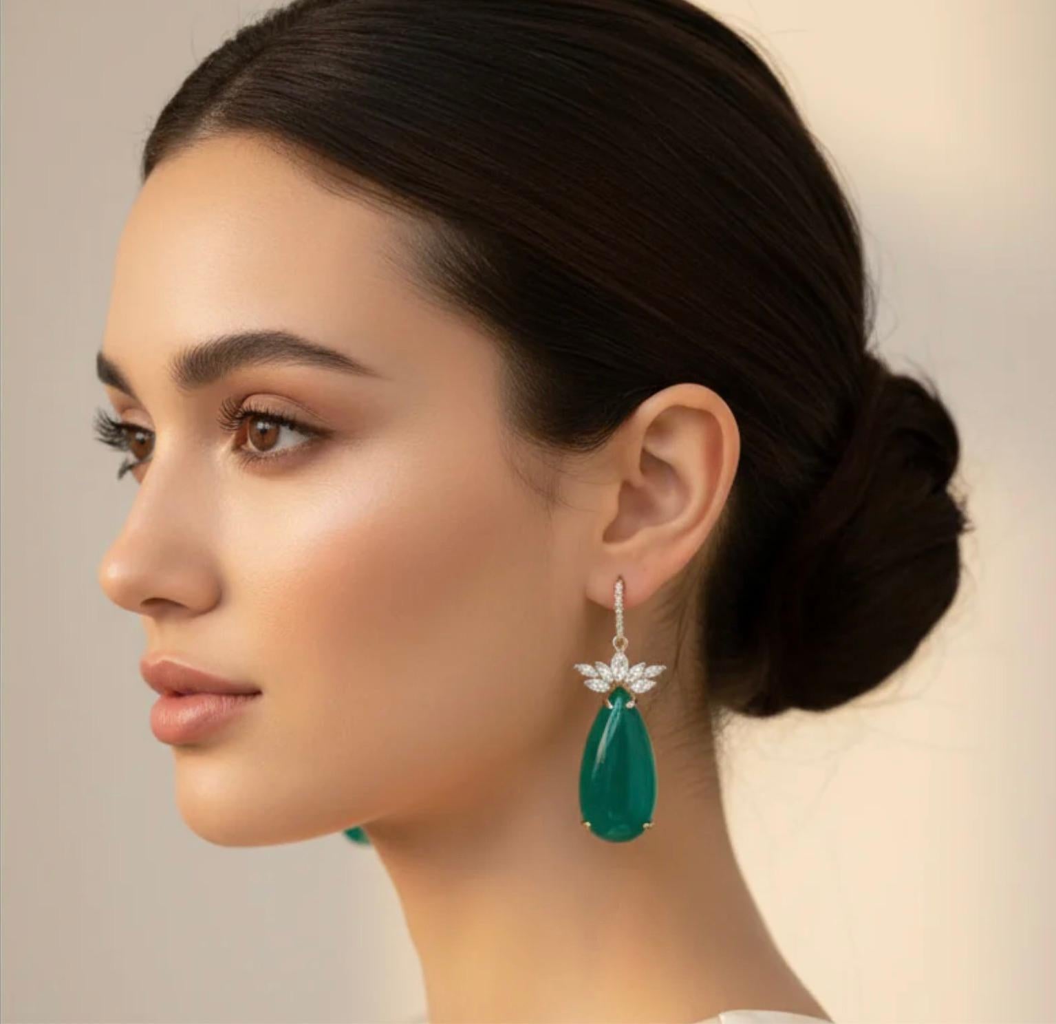 Emeralds Maravellous  Orecchini a goccia certificati con diamante da 56,27 carati e smeraldo colombiano naturale con cabochon a forma di pera
Un paio di orecchini pendenti in oro giallo 18k, ciascuno dotato di gancio con diamante vescovo da 0,12