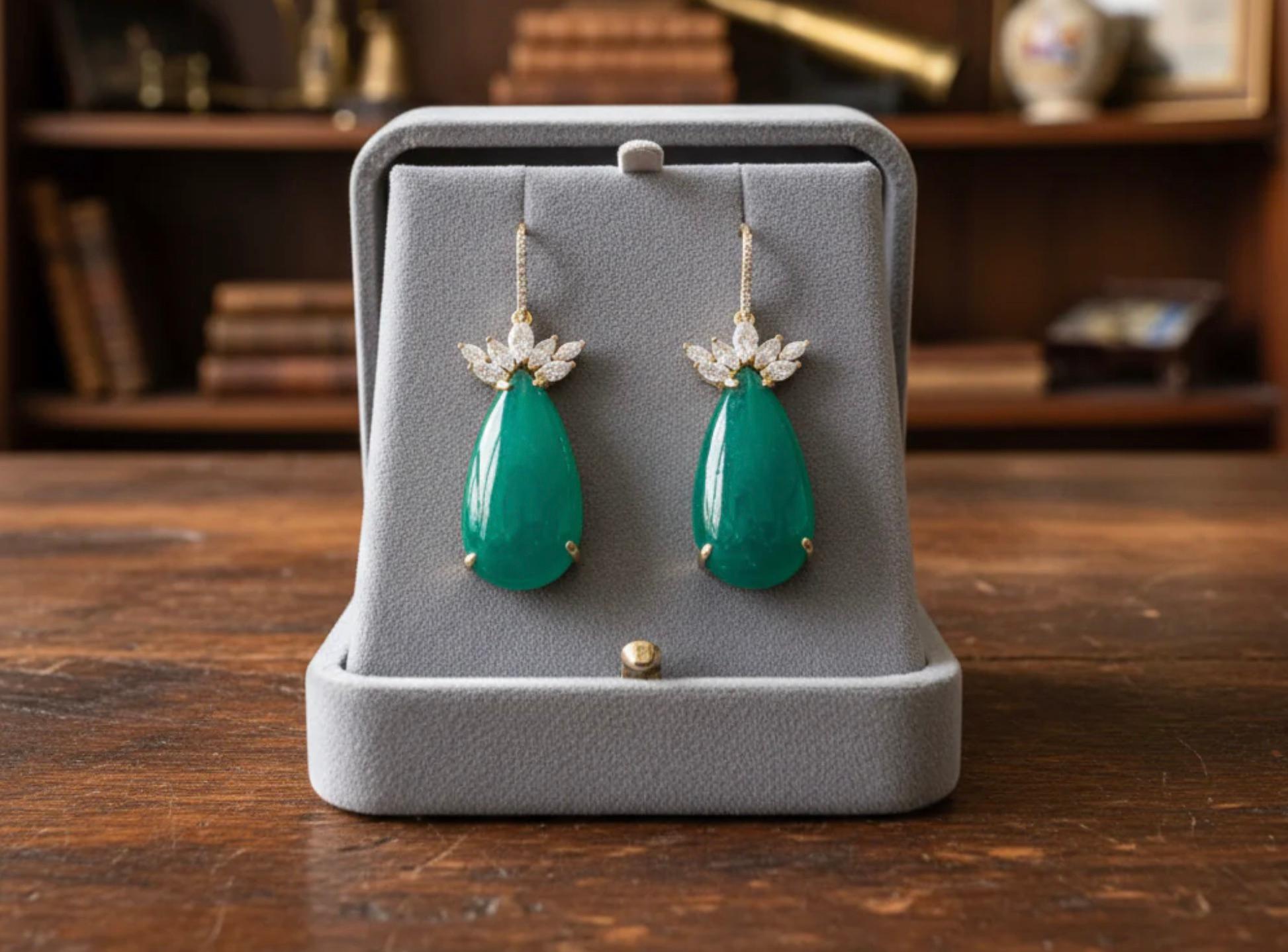 Donna Orecchini certificati con smeraldo colombiano e diamanti da 56,27 carati 18 carati in vendita