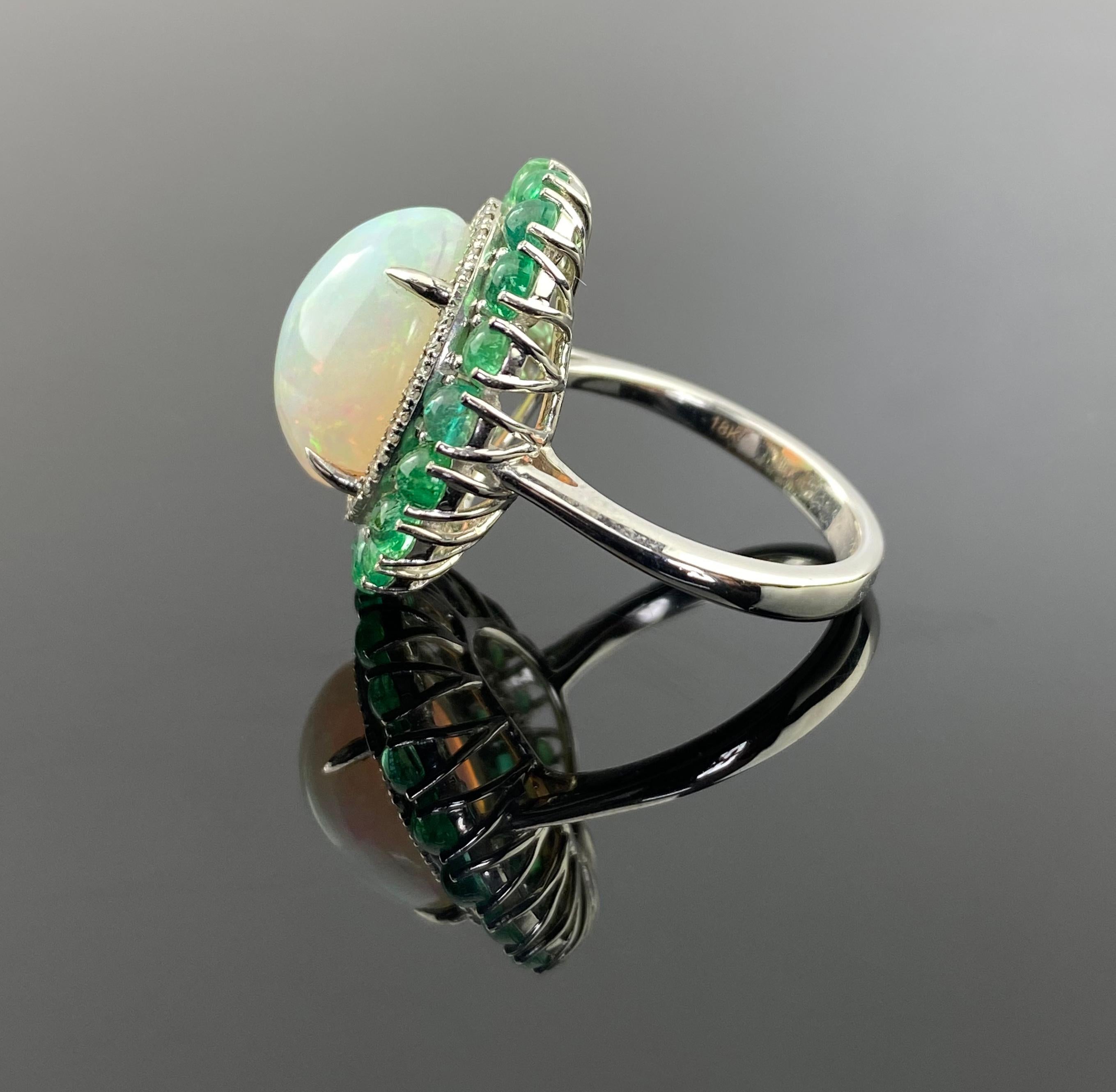 Cocktailring mit zertifiziertem 5,64 Karat Cabochon-Opal und Smaragd (Moderne) im Angebot