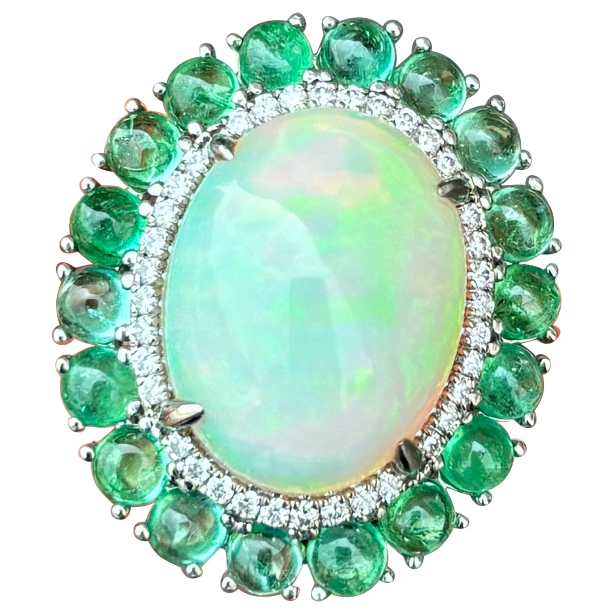 Bague cocktail en opale cabochon de 5,64 carats et émeraude certifiée