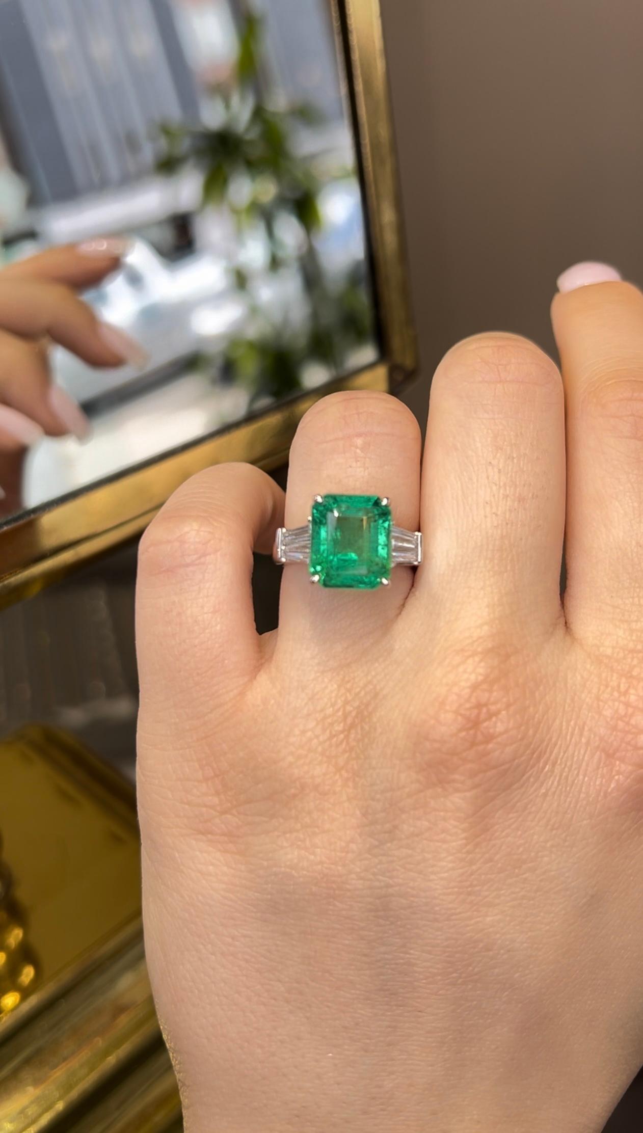 Anello con pietra laterale in smeraldo dello Zambia da 5,64 ct con taglio a gradino e diamante a baguette certificato in vendita 5