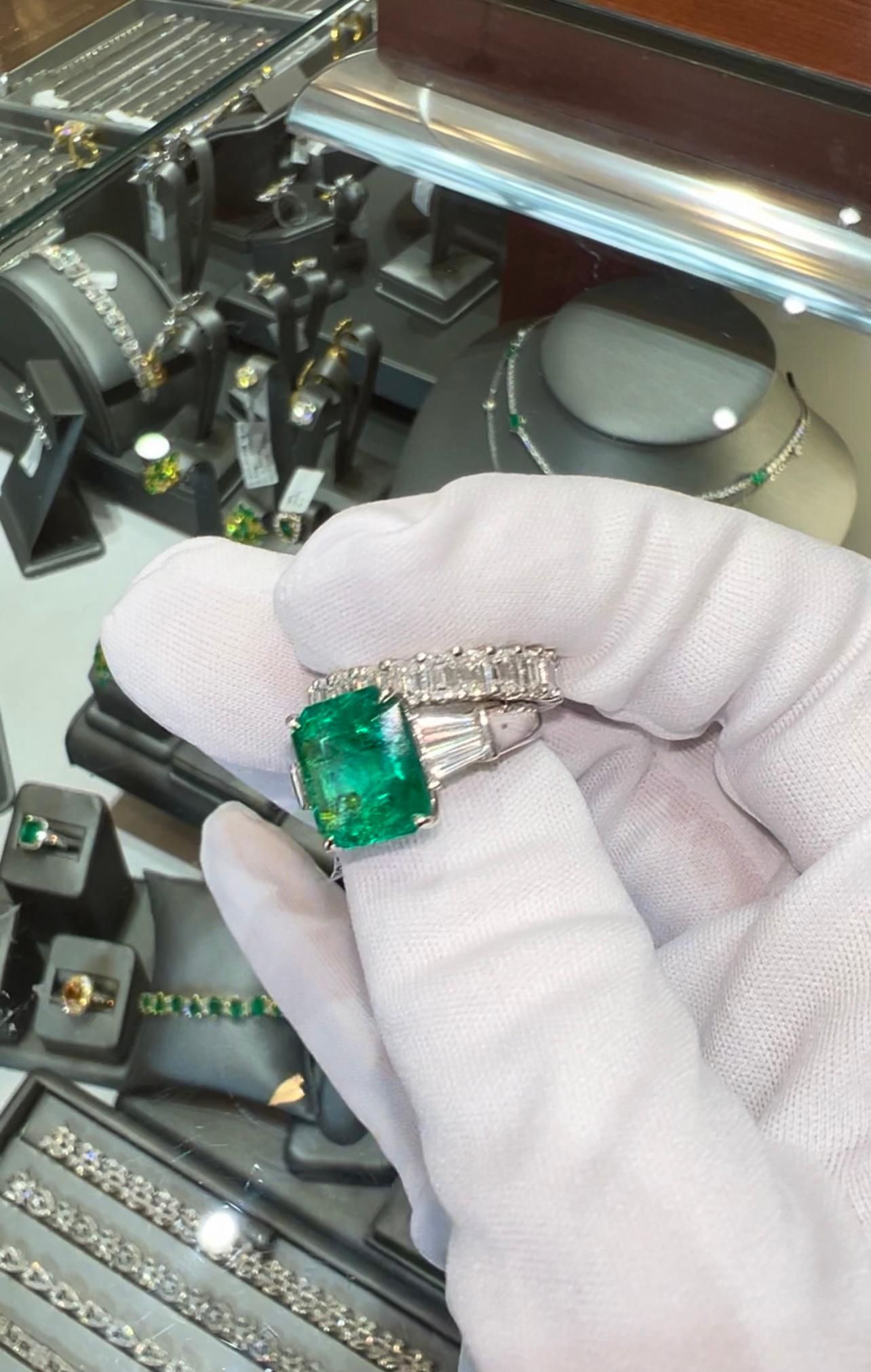 Taglio smeraldo Anello con pietra laterale in smeraldo dello Zambia da 5,64 ct con taglio a gradino e diamante a baguette certificato in vendita