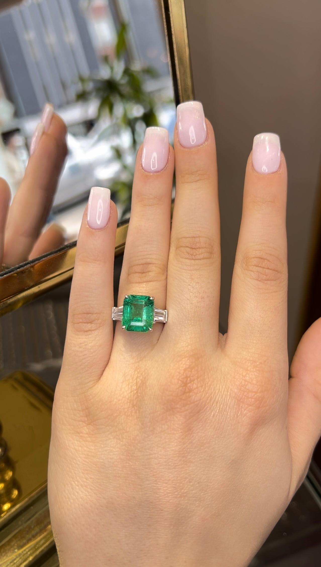 Anello con pietra laterale in smeraldo dello Zambia da 5,64 ct con taglio a gradino e diamante a baguette certificato In condizioni Nuovo in vendita a Great Neck, NY
