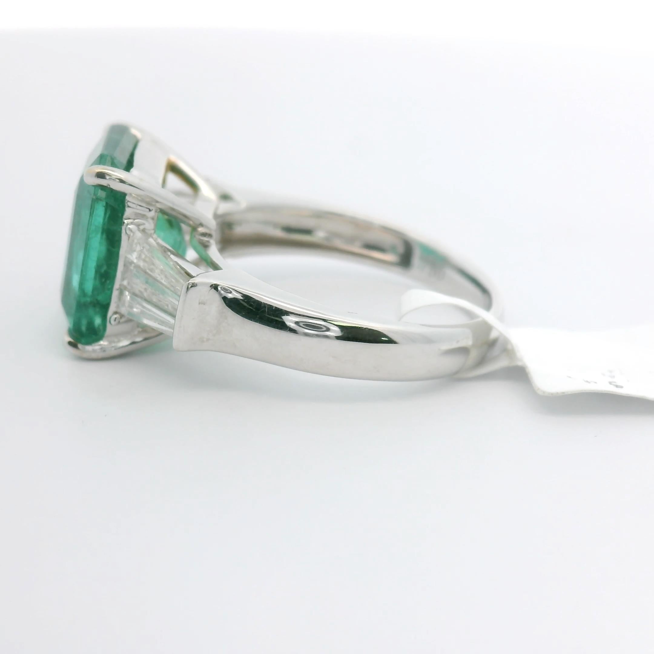 Donna Anello con pietra laterale in smeraldo dello Zambia da 5,64 ct con taglio a gradino e diamante a baguette certificato in vendita