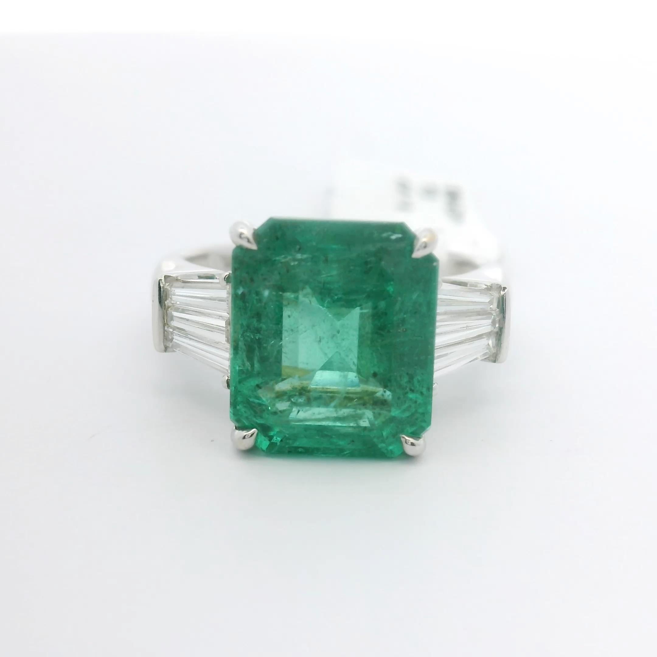 Anello con pietra laterale in smeraldo dello Zambia da 5,64 ct con taglio a gradino e diamante a baguette certificato in vendita 1