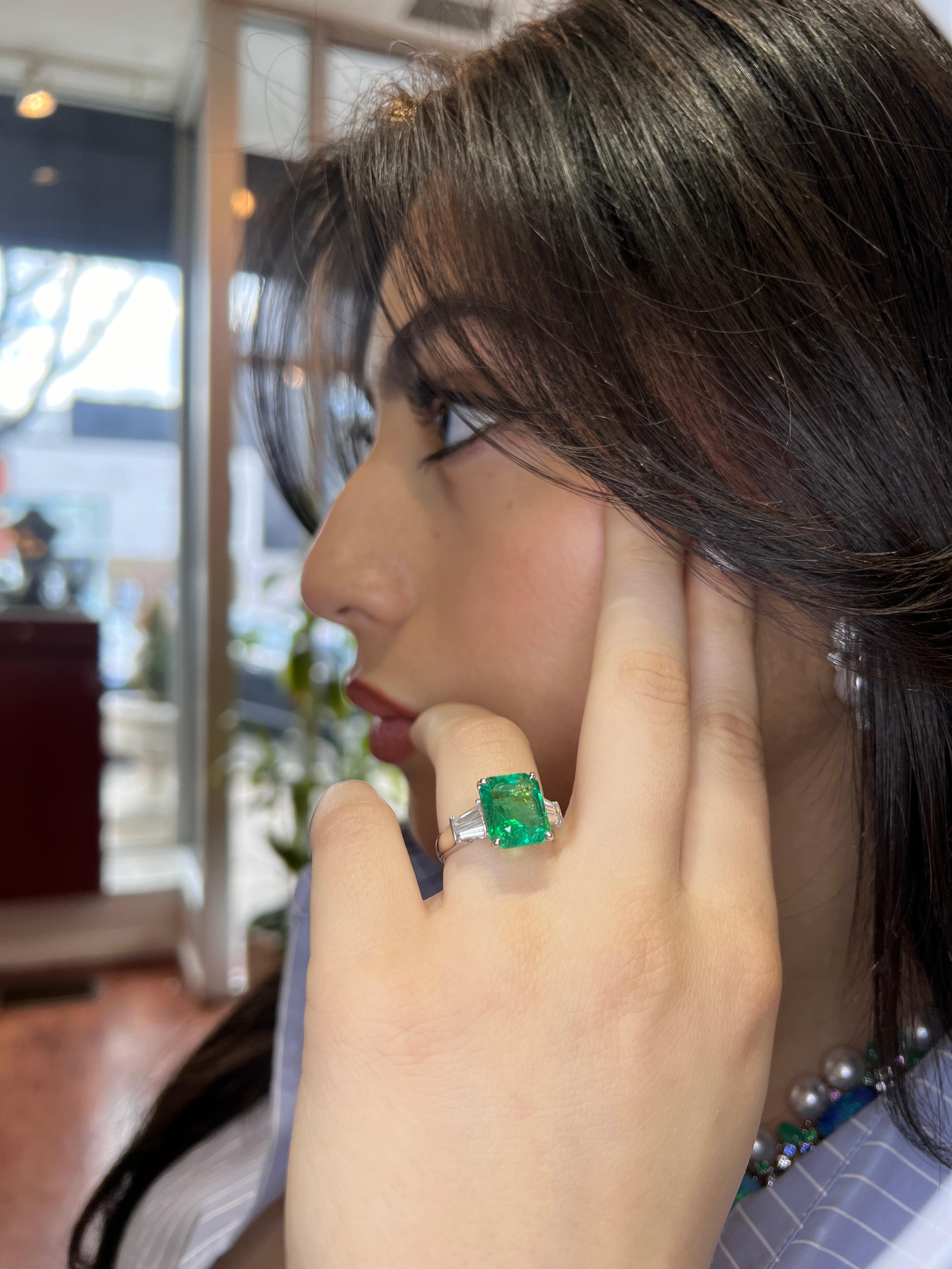Anello con pietra laterale in smeraldo dello Zambia da 5,64 ct con taglio a gradino e diamante a baguette certificato in vendita 2