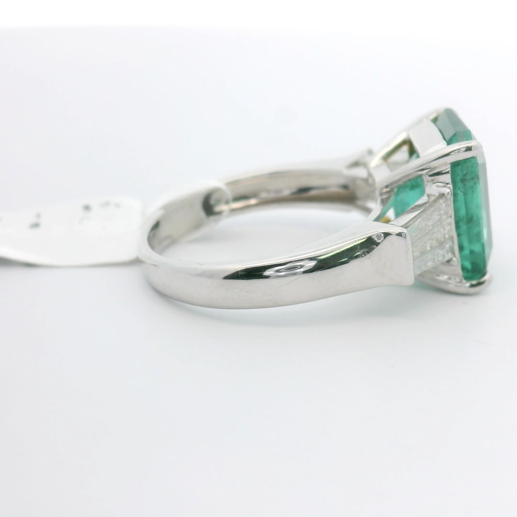 Anello con pietra laterale in smeraldo dello Zambia da 5,64 ct con taglio a gradino e diamante a baguette certificato in vendita 3