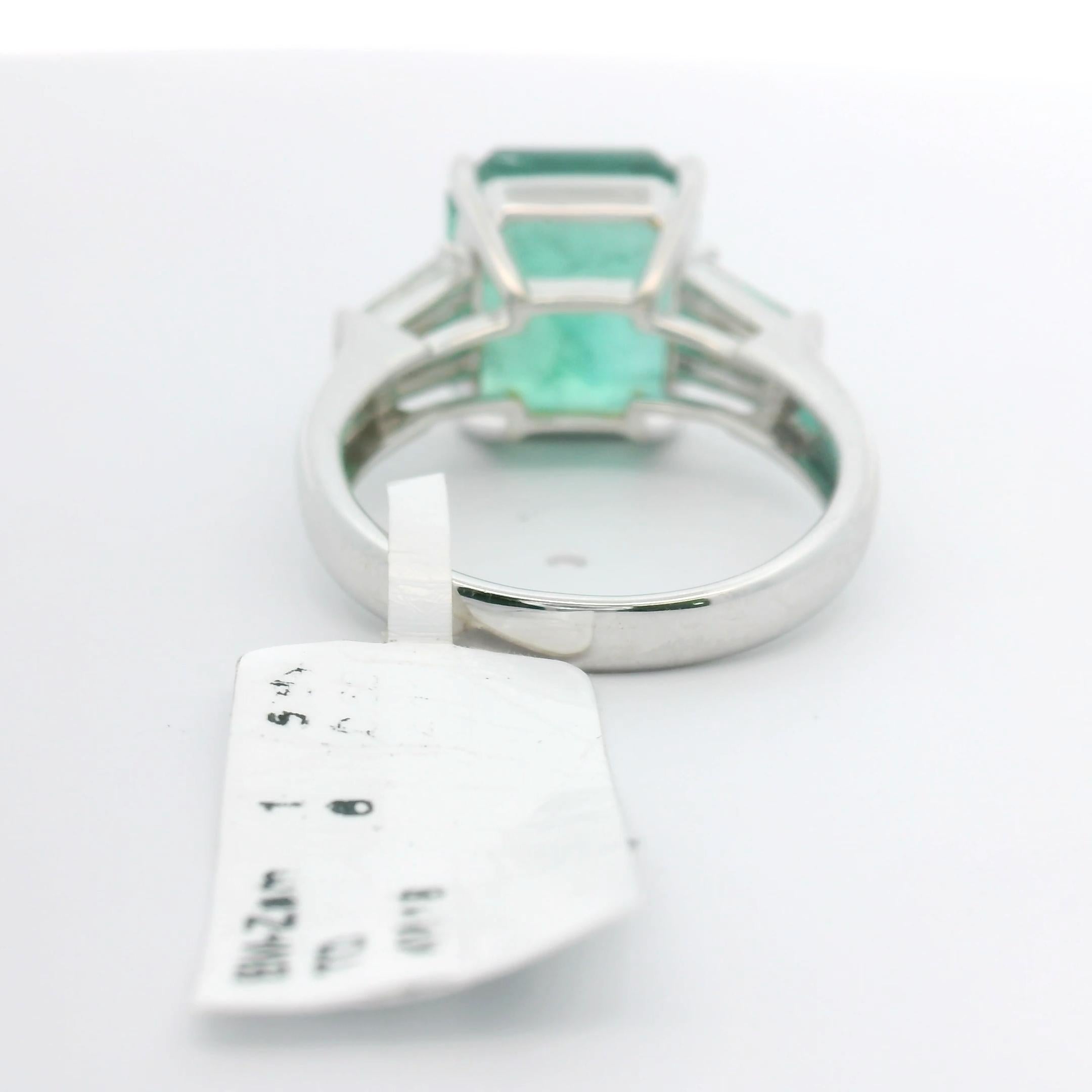 Anello con pietra laterale in smeraldo dello Zambia da 5,64 ct con taglio a gradino e diamante a baguette certificato in vendita 4