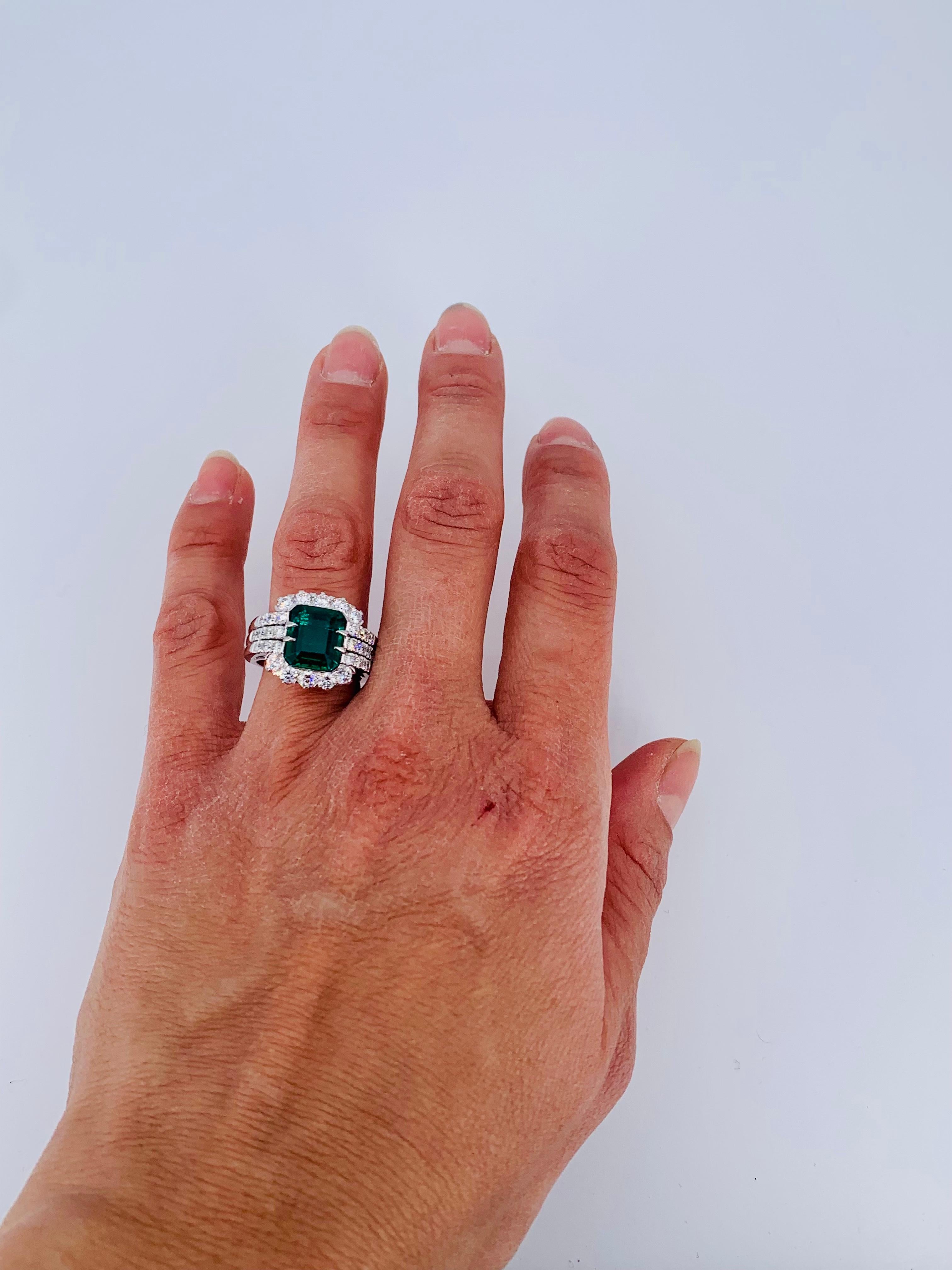 Round Cut 5.66 Carat Colombian Emerald Floral Designed Diamond Cocktail Ring For Sale