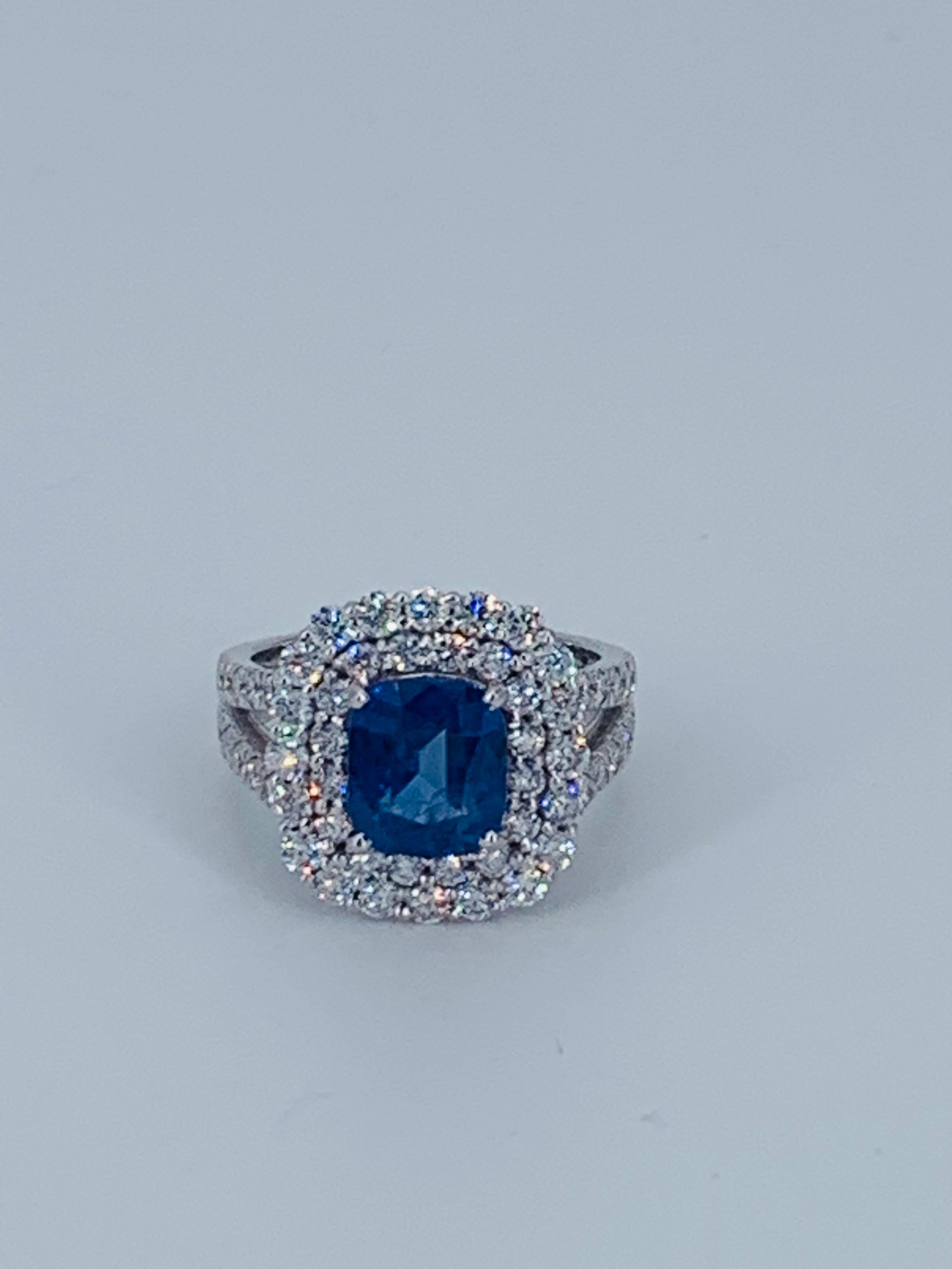 Cette magnifique bague cocktail en saphir et double diamant en forme de halo est vraiment magnifique. Niché parmi de multiples diamants, le saphir est coussiné au centre. 

Les diamants naturels d'un blanc éclatant complètent le bijou précieux et