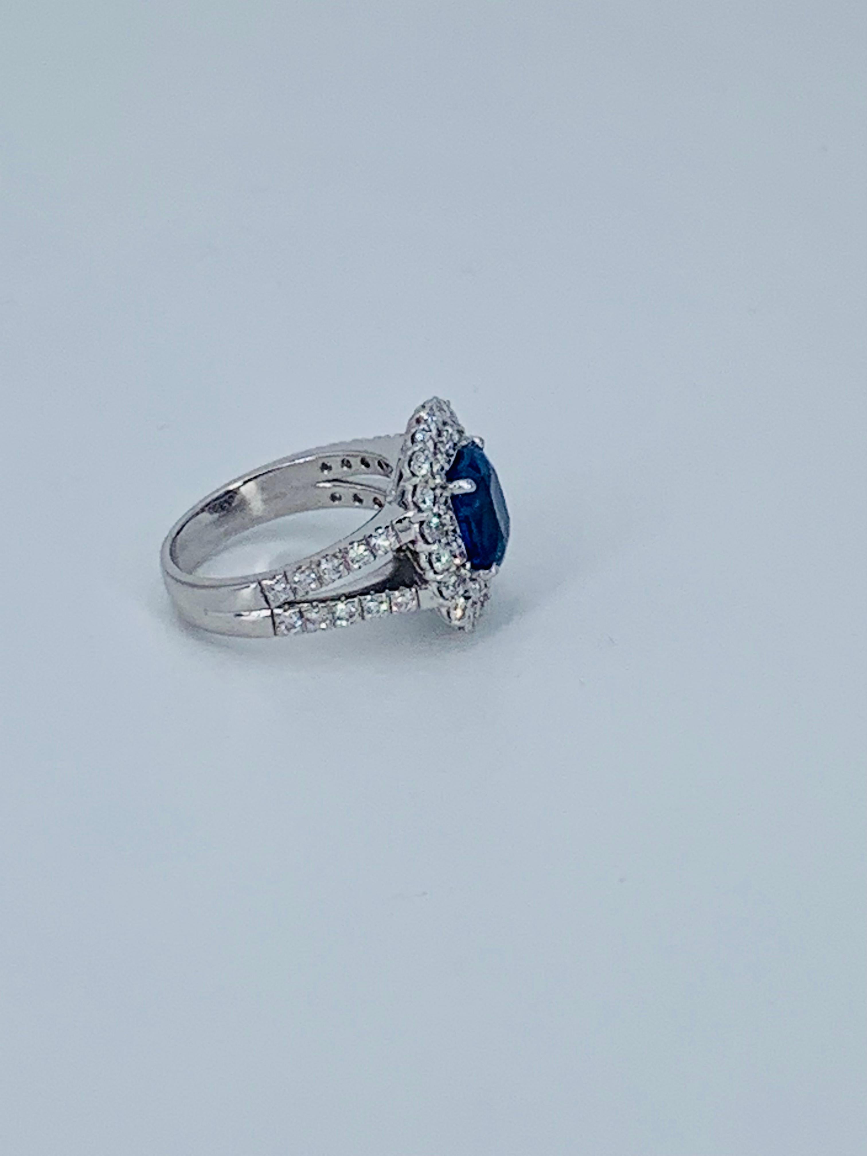 Taille ronde Bague cocktail contemporaine en saphir de 4,93 carats avec double halo de diamants en vente