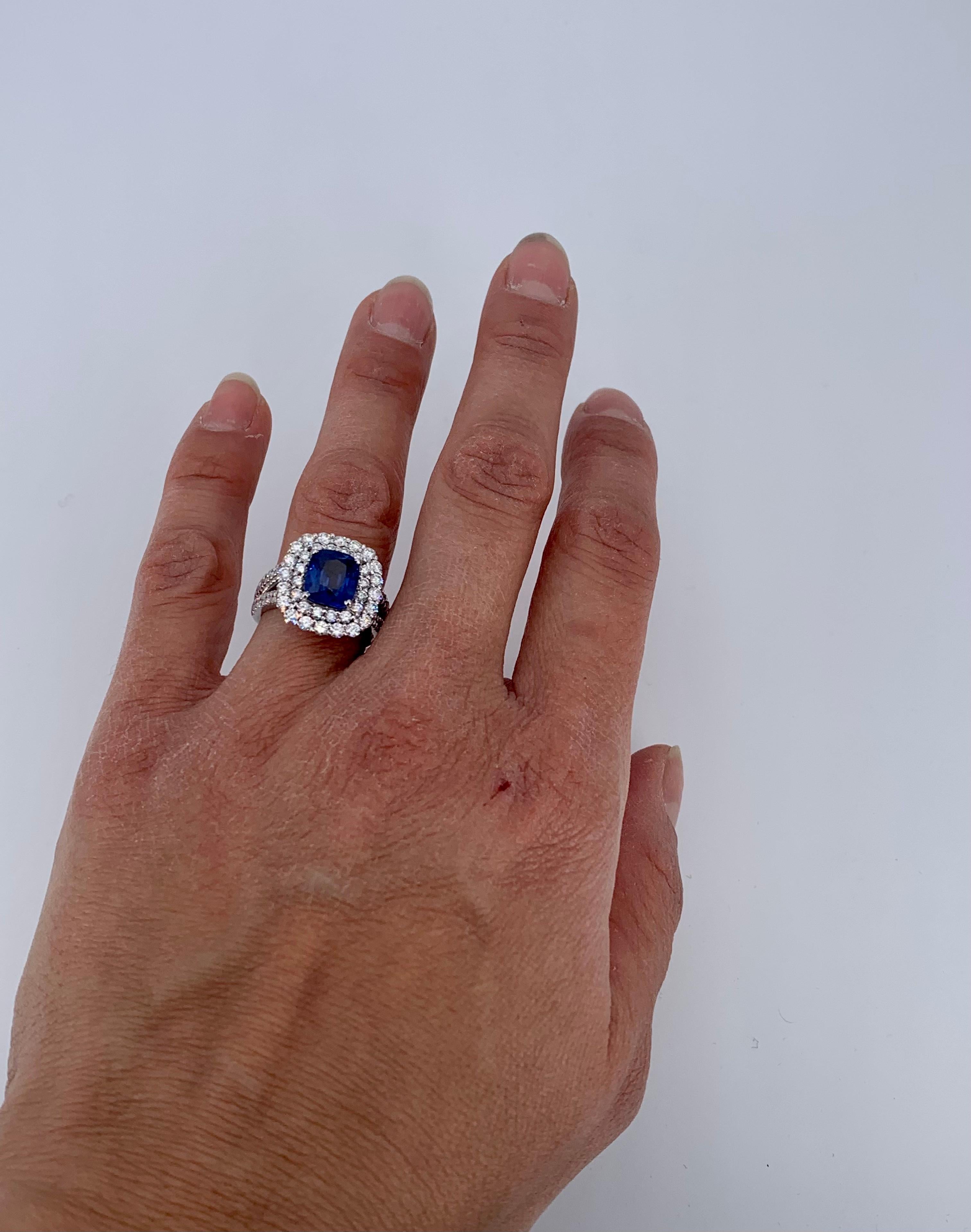 Bague cocktail contemporaine en saphir de 4,93 carats avec double halo de diamants en vente 1