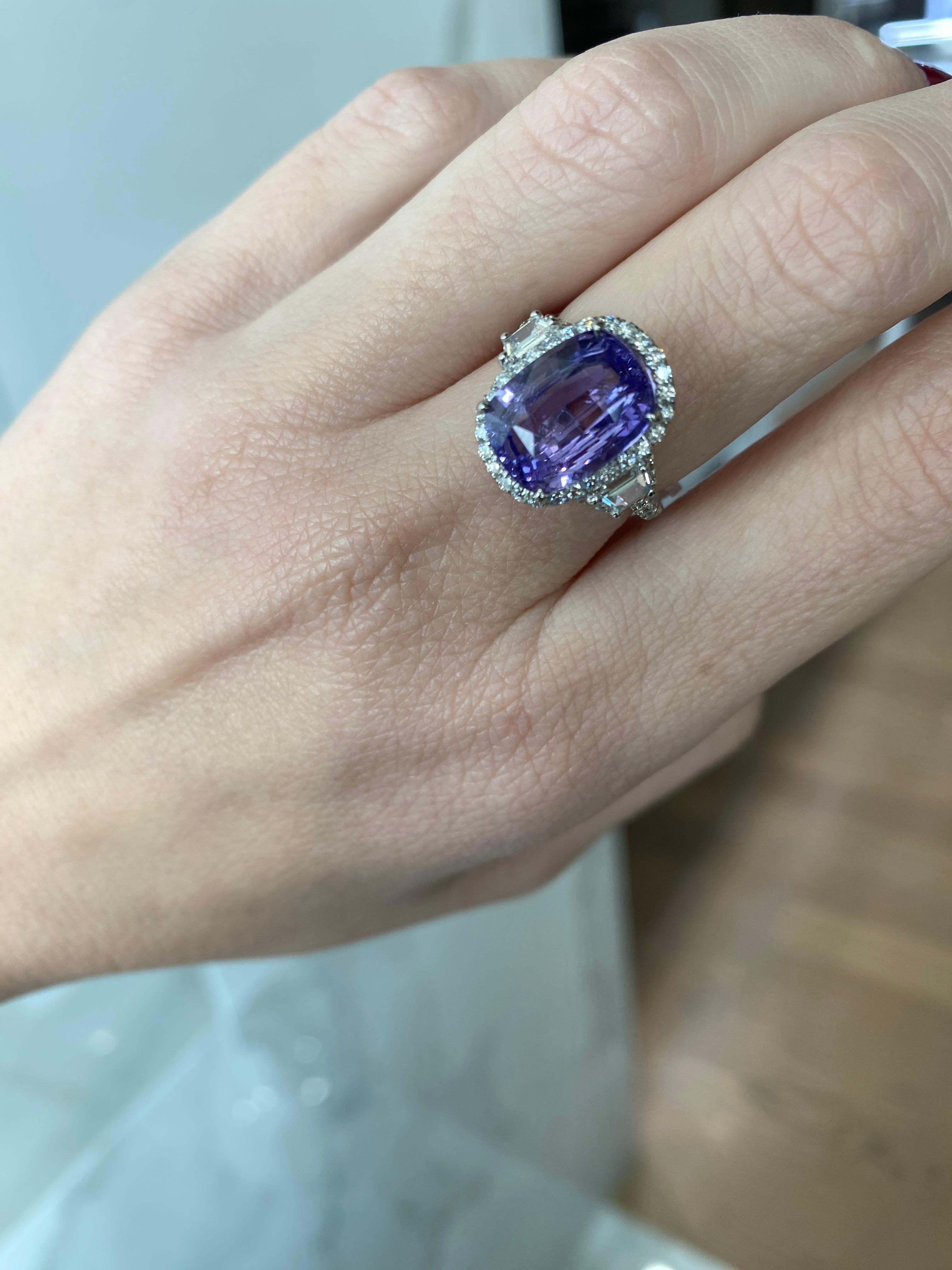 Certified 5.68 Cushion Cut Natural Violet Sapphire & Diamond Cocktail Ring For Sale 2
