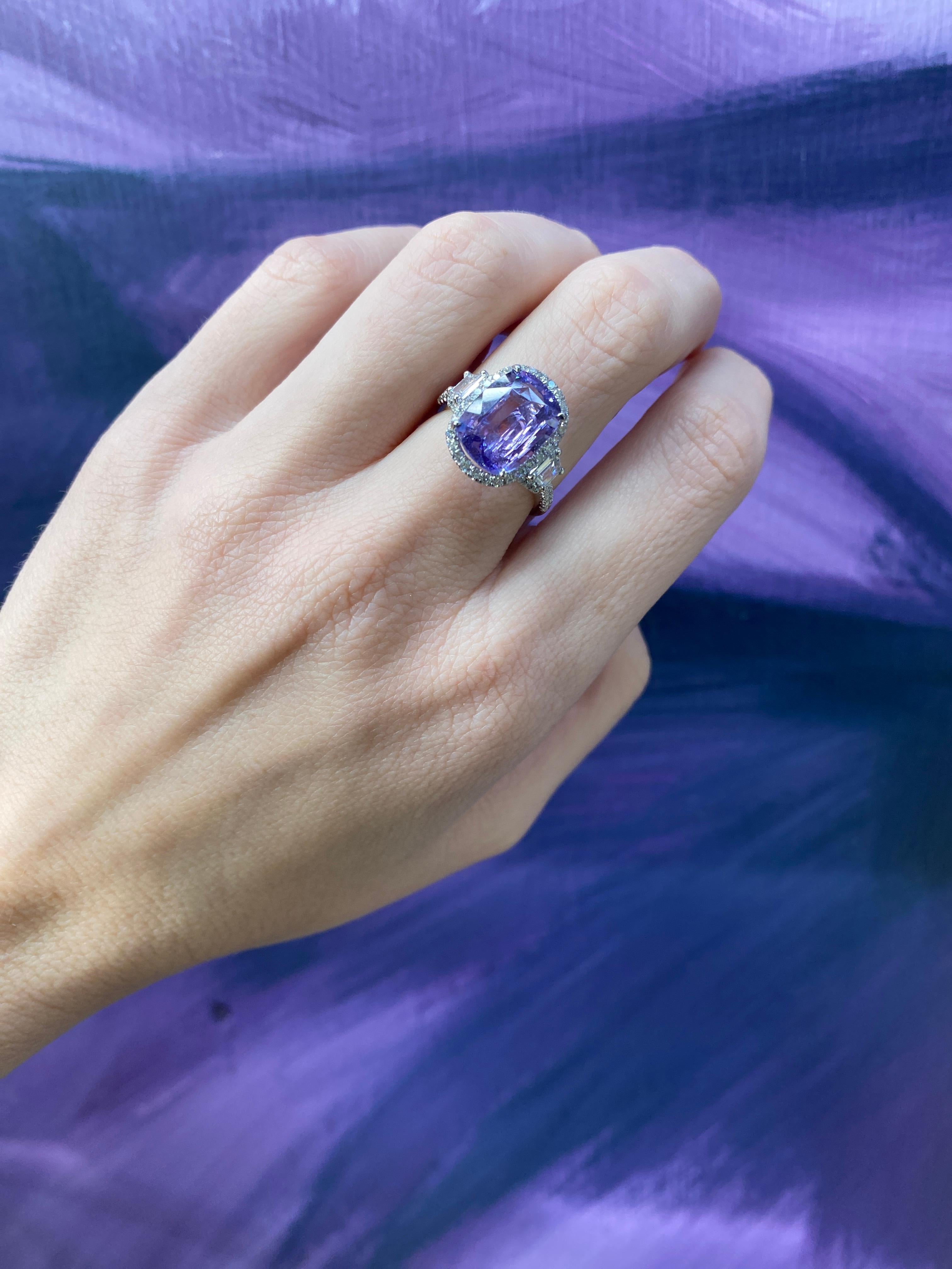 Certified 5.68 Cushion Cut Natural Violet Sapphire & Diamond Cocktail Ring For Sale 3