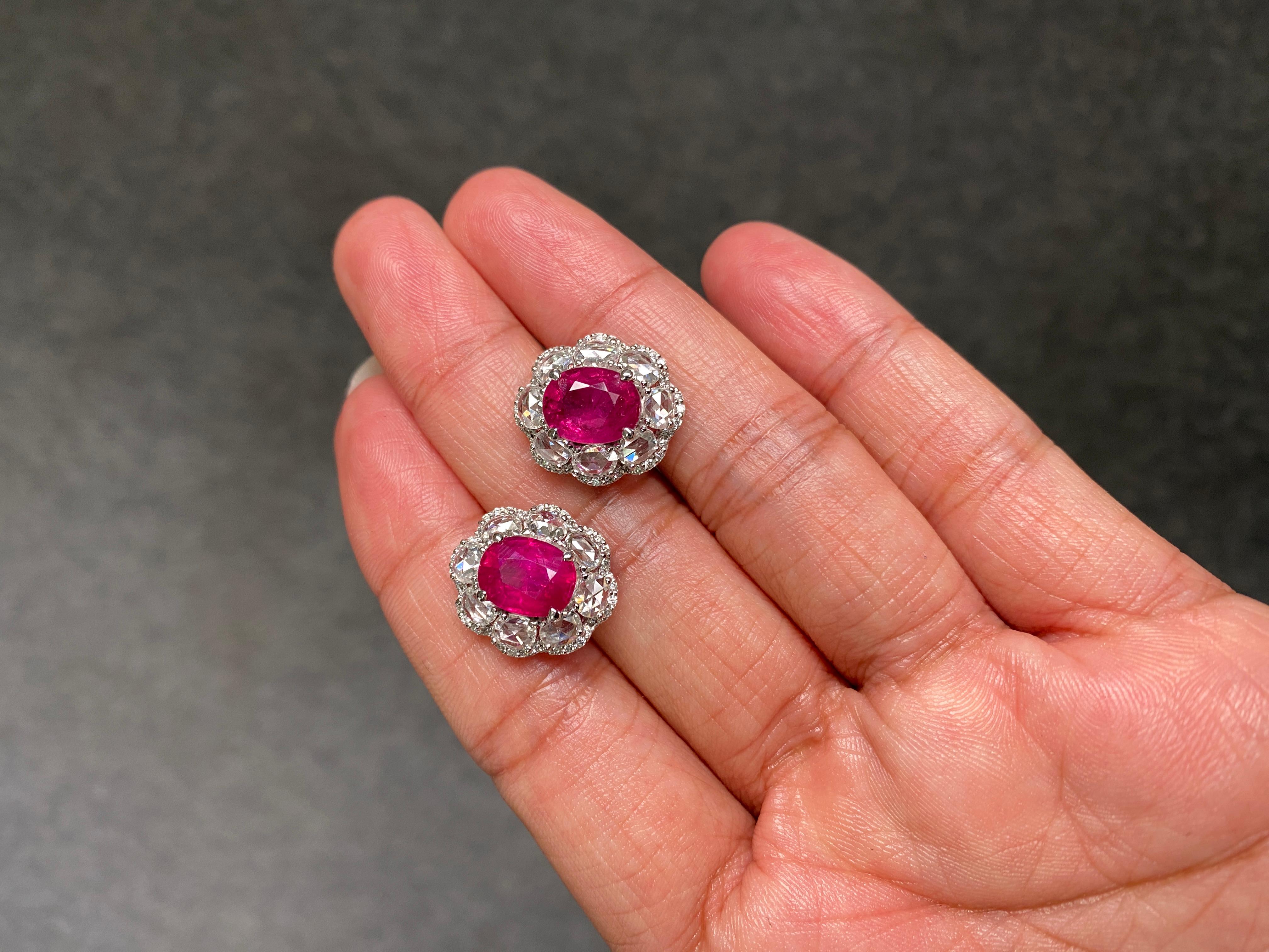 Eleva la tua collezione con questi eccezionali orecchini di alta gioielleria, caratterizzati da due vibranti rubini naturali provenienti dalle leggendarie miniere di Mogok, in Myanmar. Ogni rubino ovale riscaldato (9x7 mm, per un totale di 5,69