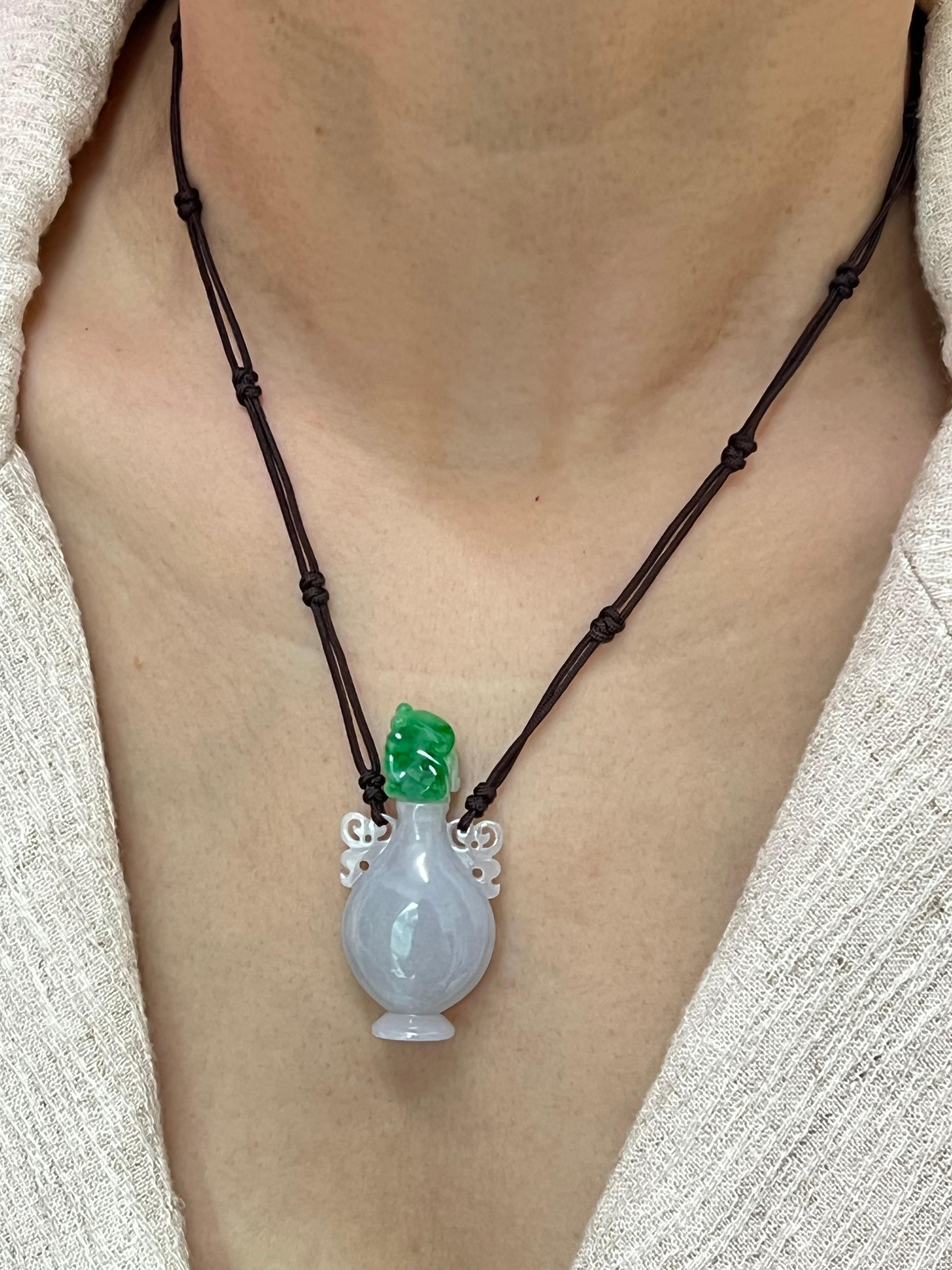 Pendentif flacon de parfum en jade certifié 57 carats, fonctionnel en vente 5