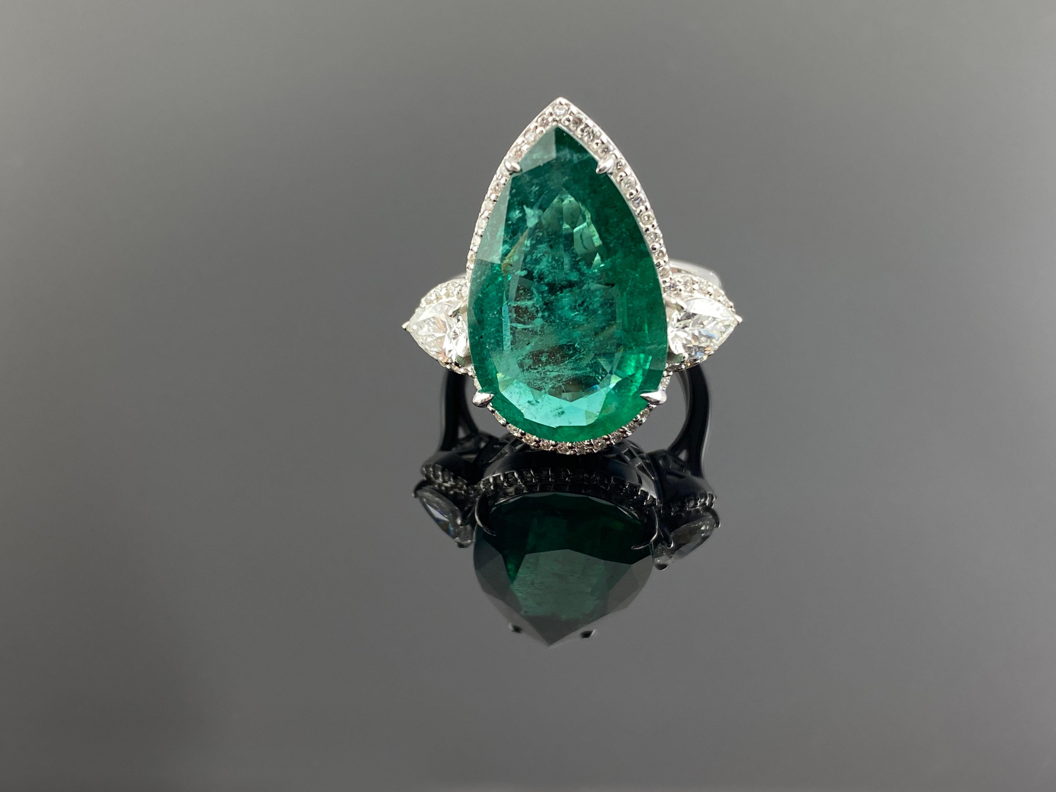 Lebendiger zertifizierter sambischer Smaragd von 5,7 Karat, eingebettet in einen auffälligen Goldring mit Diamanten. Dieser lebhafte Smaragd ist von hervorragender Reinheit und Schliff. Das Edelsteinzertifikat ist der Bildauswahl zu Ihrer