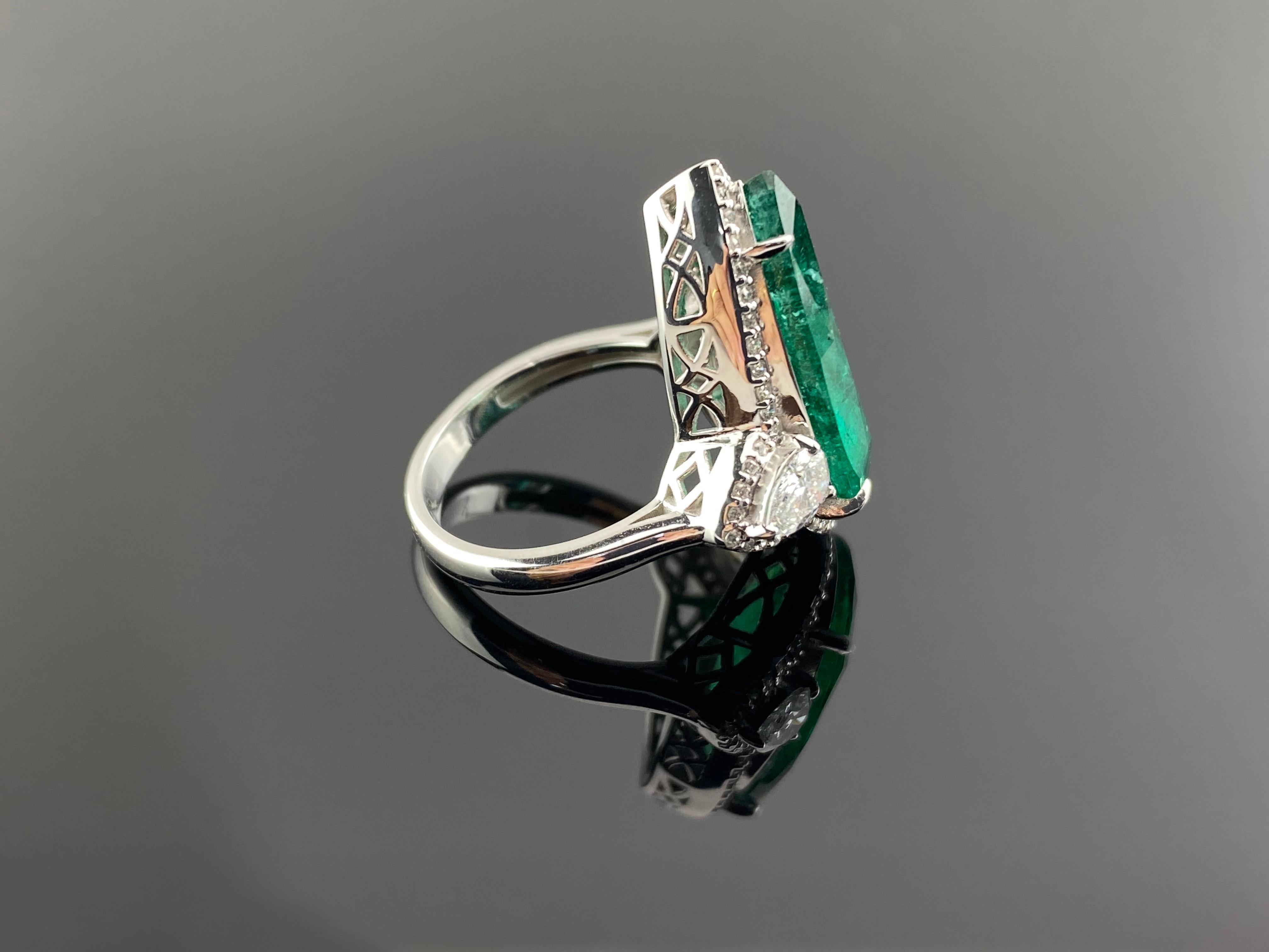 Zertifizierter Verlobungsring mit 5,7 Karat Smaragd in Birnenform und drei Steinen  (Moderne) im Angebot