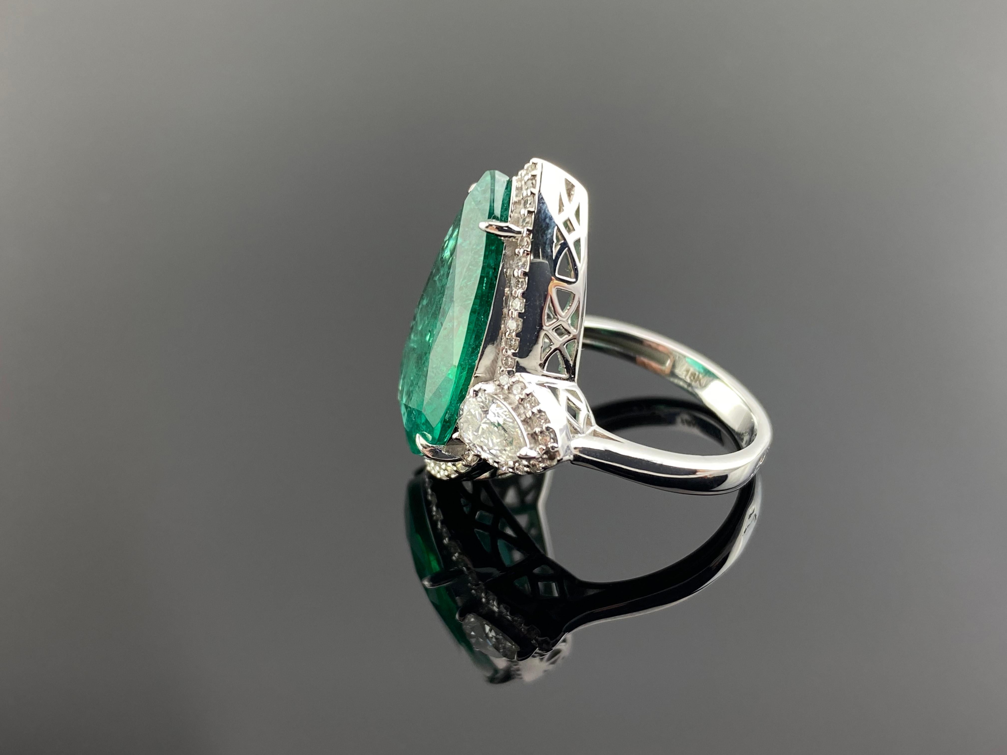 Zertifizierter Verlobungsring mit 5,7 Karat Smaragd in Birnenform und drei Steinen  (Tropfenschliff) im Angebot