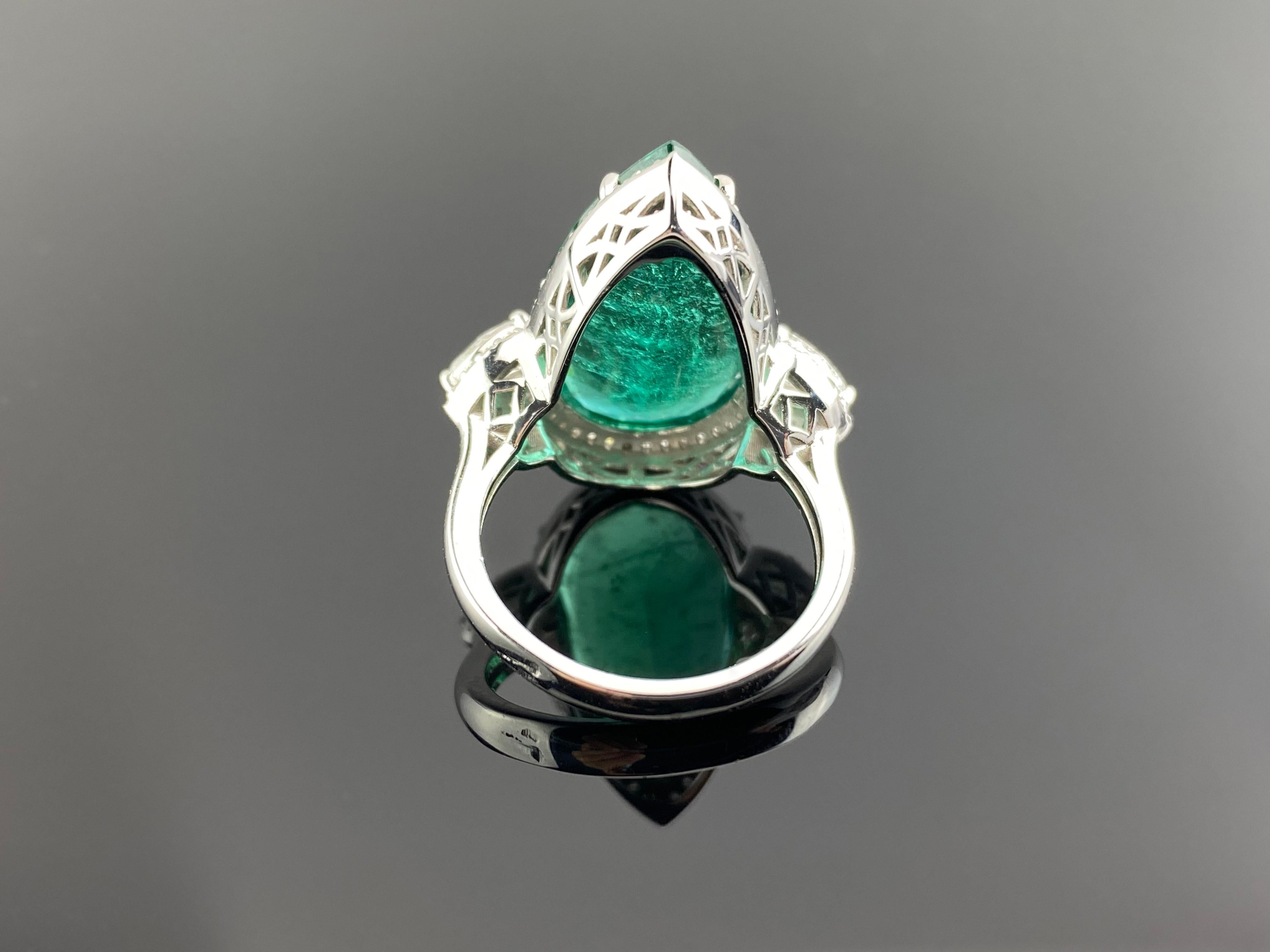Zertifizierter Verlobungsring mit 5,7 Karat Smaragd in Birnenform und drei Steinen im Zustand „Neu“ in Bangkok, Thailand