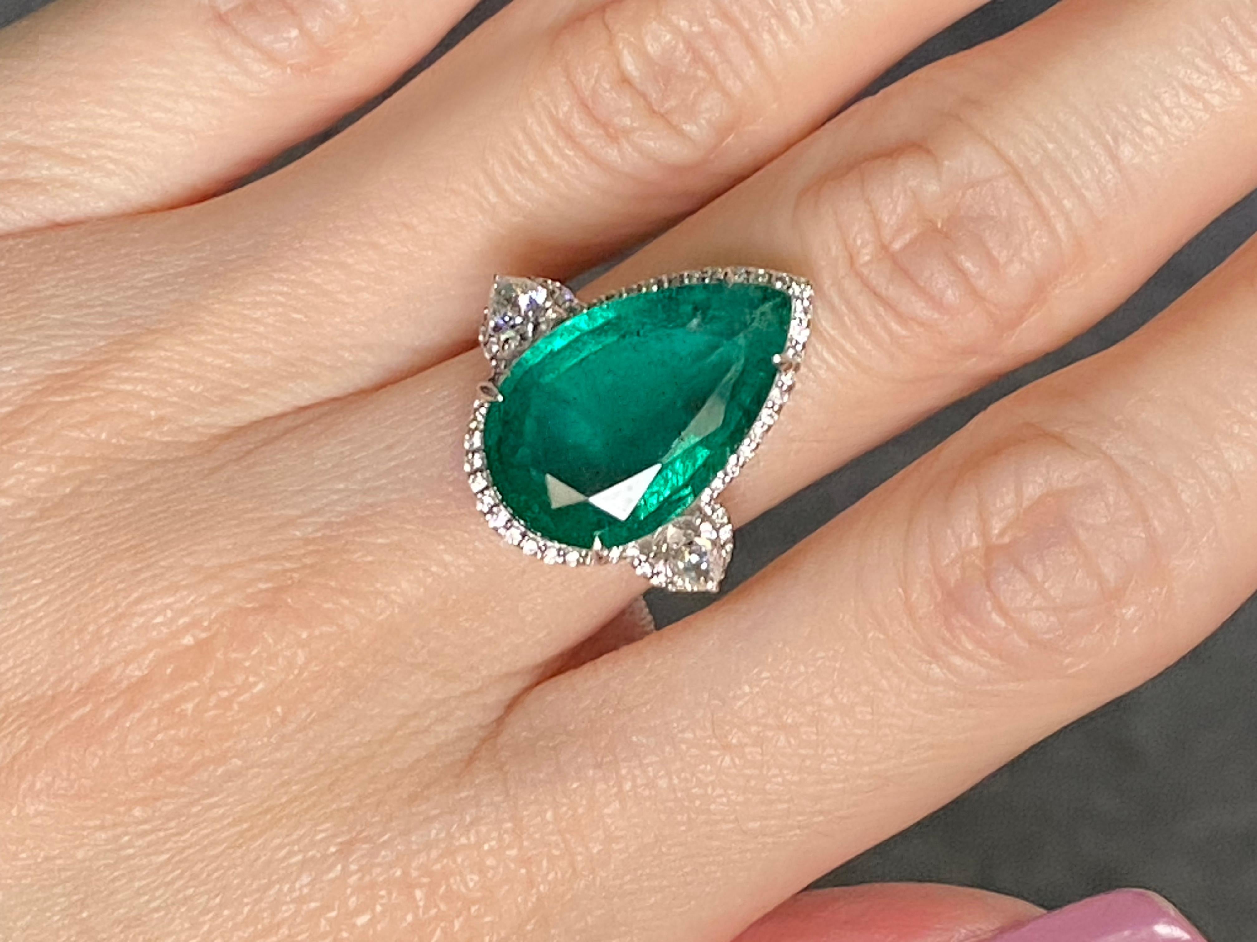 Zertifizierter Verlobungsring mit 5,7 Karat Smaragd in Birnenform und drei Steinen  Damen im Angebot