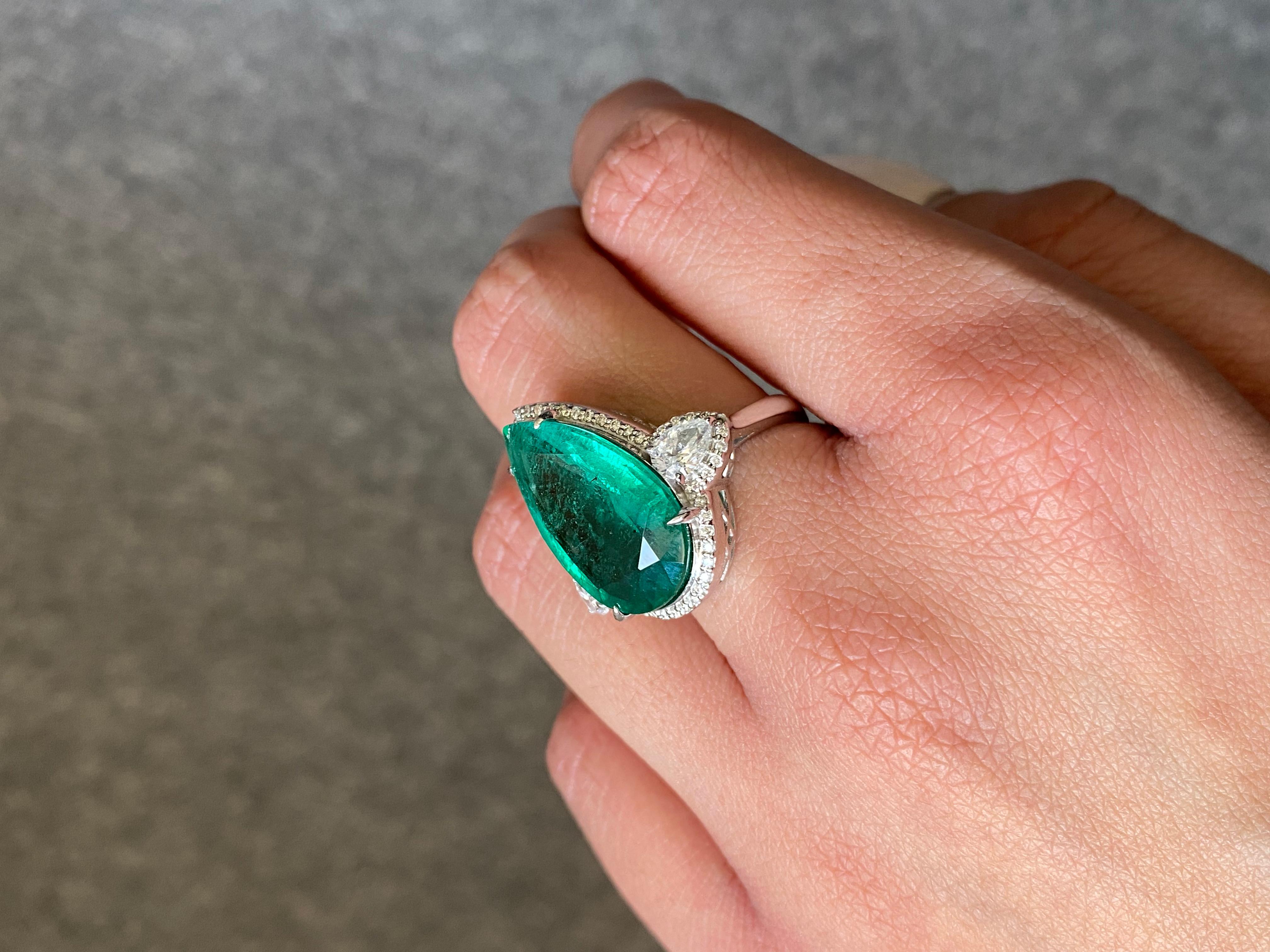 Zertifizierter Verlobungsring mit 5,7 Karat Smaragd in Birnenform und drei Steinen 3