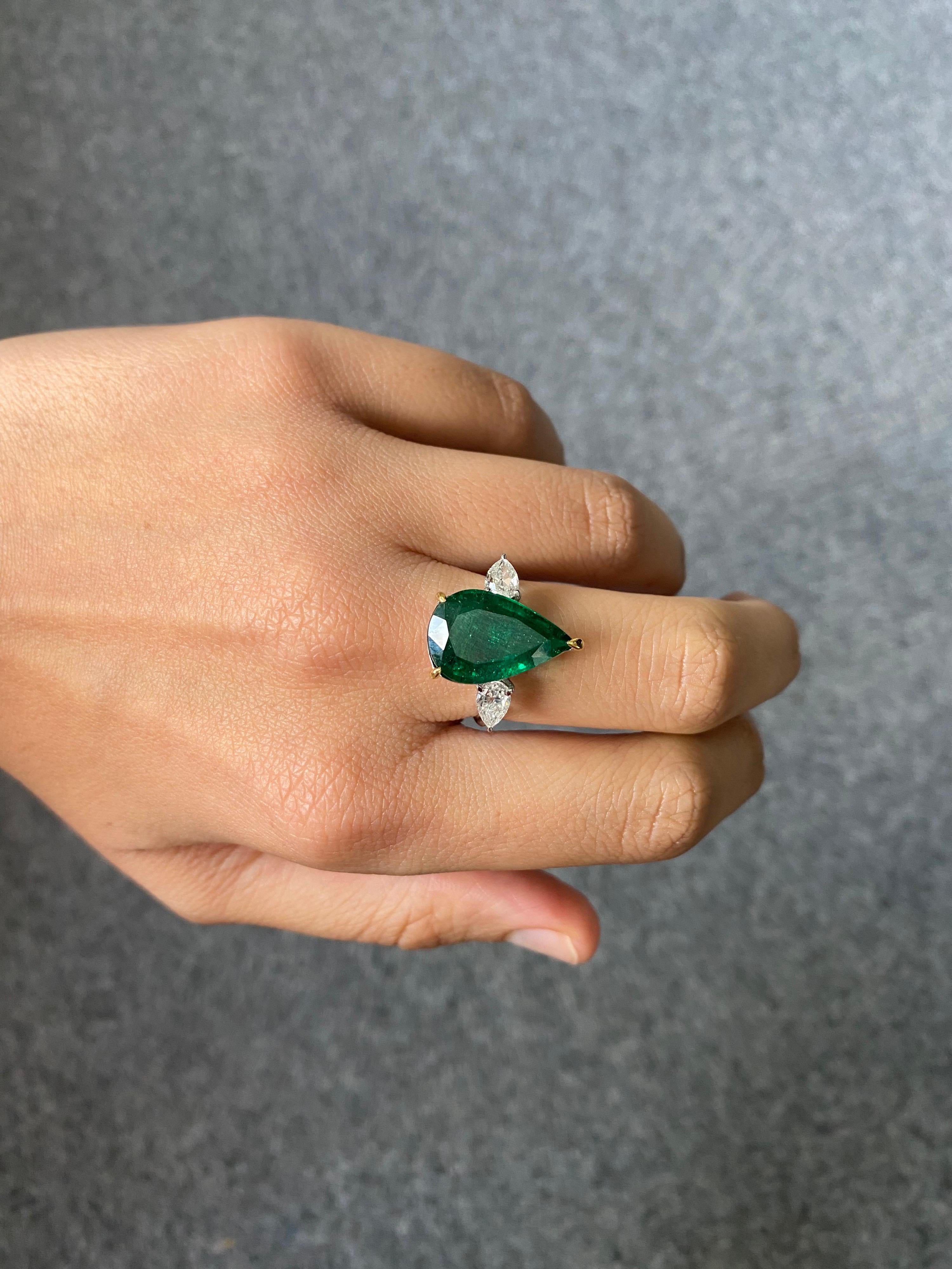 5.70 Carat Emerald and Diamond Three Stone Engagement Ring In New Condition For Sale In Bangkok, Thailand