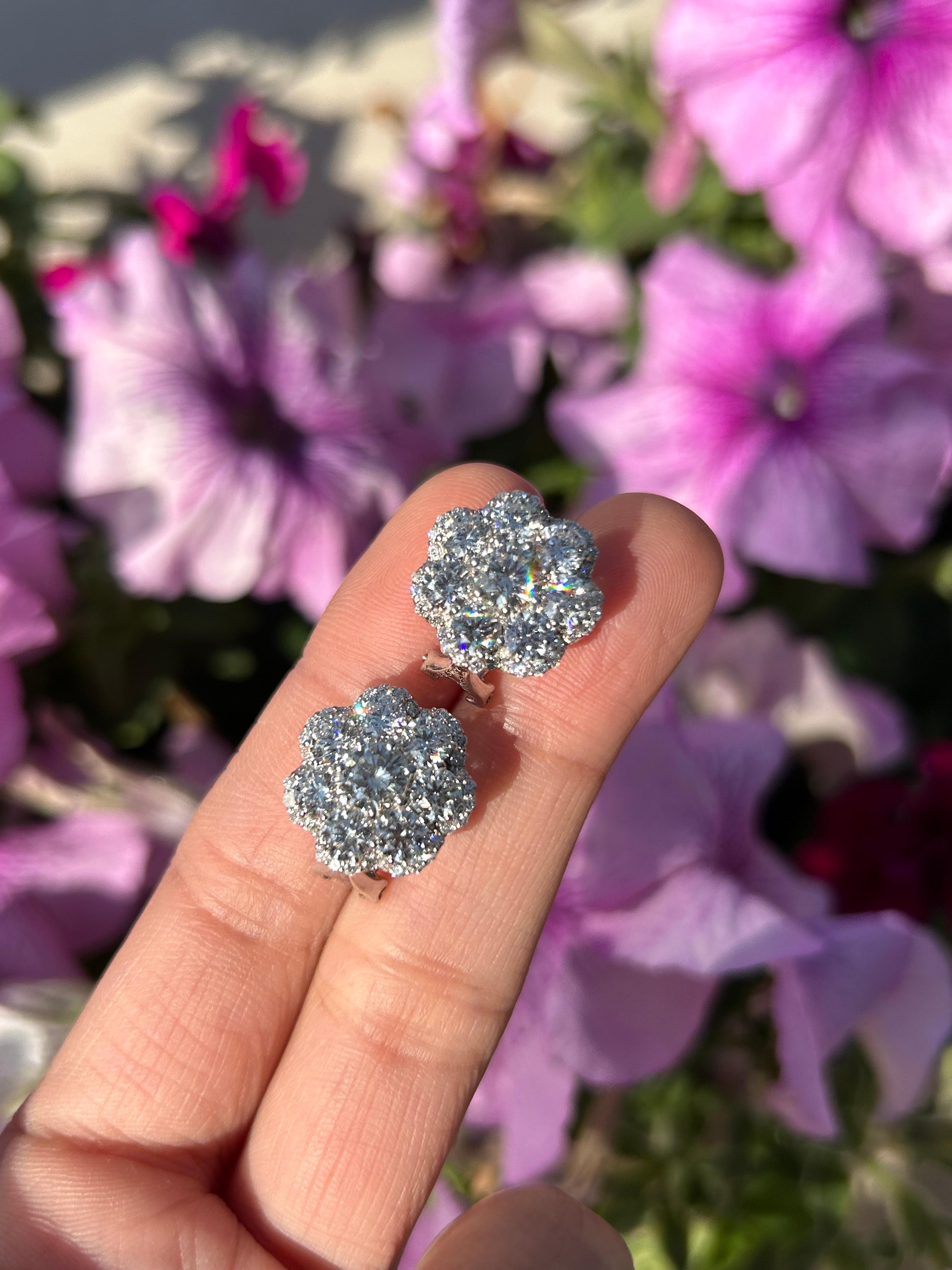 Clous d'oreilles à fleurs en grappe de diamants certifiés 5,71 carats Pour femmes en vente