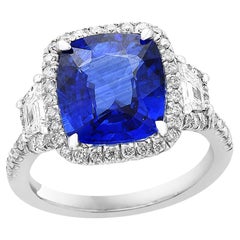 Bague à 3 pierres en platine avec saphir certifié de 5,76 carats taille coussin et diamants