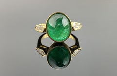 Anillo certificado de tres piedras con cabujón de esmeralda y diamantes de 5,76 quilates